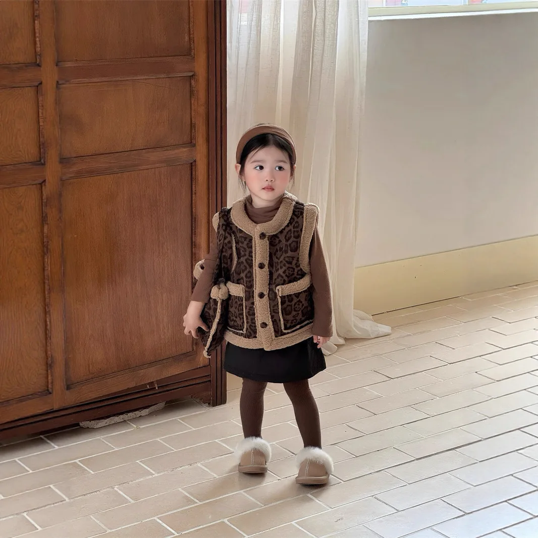 2025 Winter New Korean style Children's Clothing for Girls, Two sided Leopard Pattern Vest Wool Sweater Tank Top Vest
2025 Winter New Korean style Children's Clothing for Girls, Two sided Leopard Pattern Vest Wool Sweater Tank Top Vest