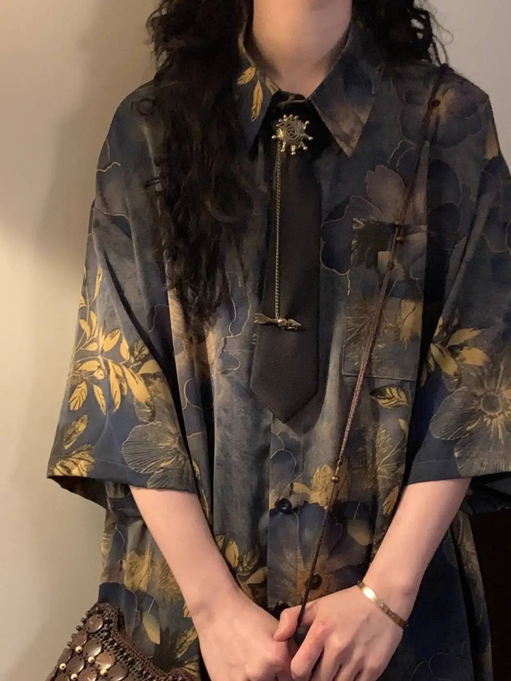 Summer American Streetwear Shirt - Neo-Chinese Vintage Hong Kong Vibe, Printed Short-Sleeve Top with Tie, Casual Fashion
Summer American Streetwear Shirt - Neo-Chinese Vintage Hong Kong Vibe, Printed Short-Sleeve Top with Tie, Casual Fashion