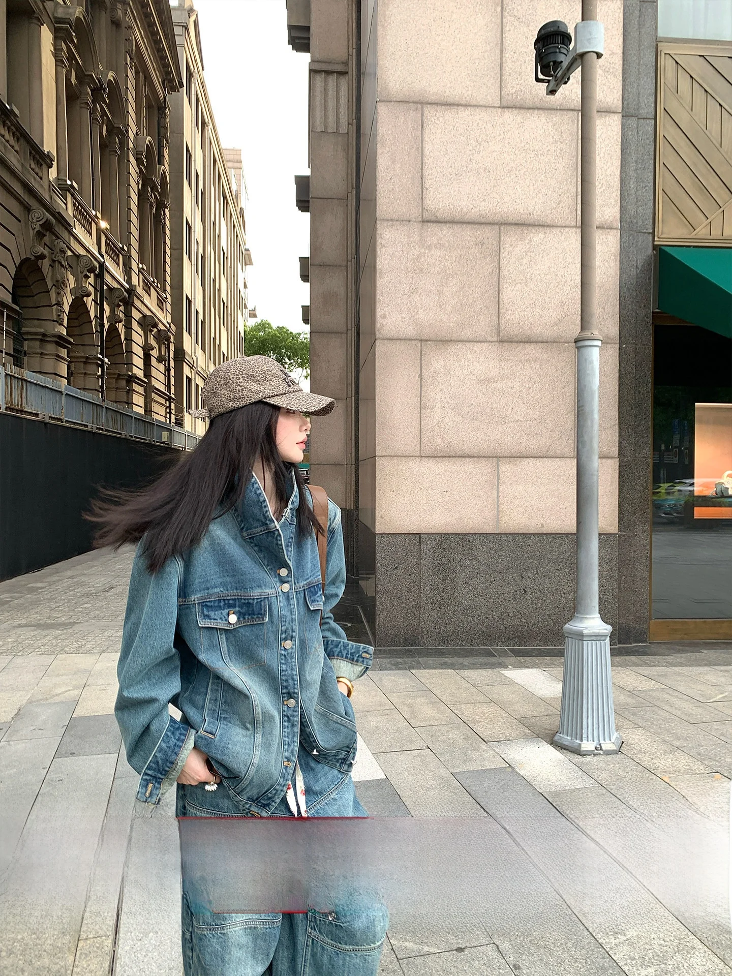 Джинсовая куртка с отстегивающимися наплечниками, женская, свободного кроя, в стиле ретро, дышащая, из смесового хлопка, с короткими рукавами, на пуговицах
Джинсовая куртка с отстегивающимися наплечниками, женская, свободного кроя, в стиле ретро, дышащая, из смесового хлопка, с короткими рукавами, на пуговицах