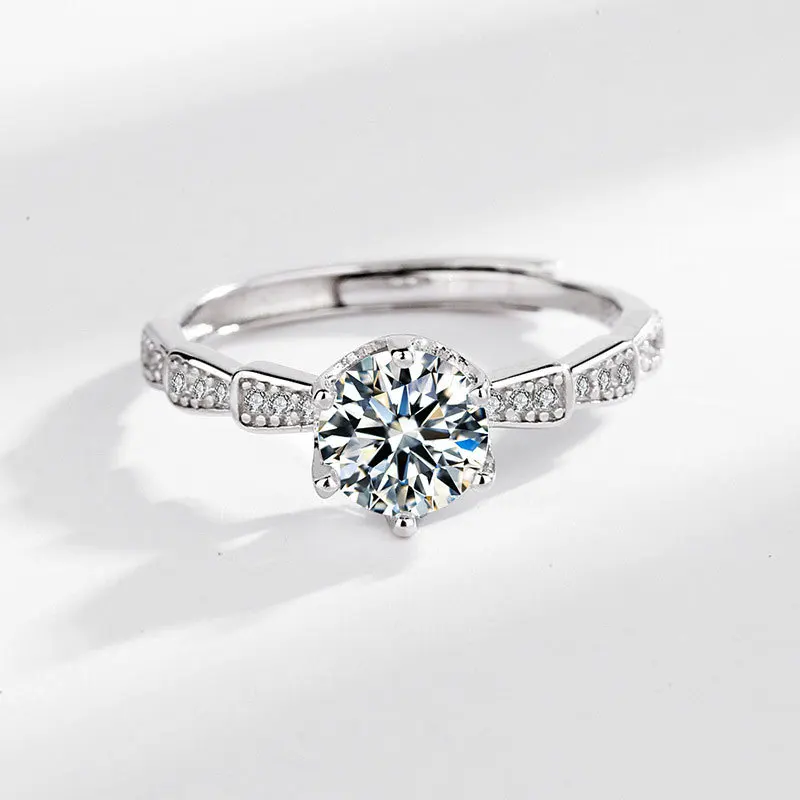 Новое кольцо из стерлингового серебра 925 пробы с муассанитом 1 карат для женщин, роскошные классические свадебные украшения, очаровательное кольцо для помолвки, модное кольцо для вечеринок
Новое кольцо из стерлингового серебра 925 пробы с муассанитом 1 карат для женщин, роскошные классические свадебные украшения, очаровательное кольцо для помолвки, модное кольцо для вечеринок