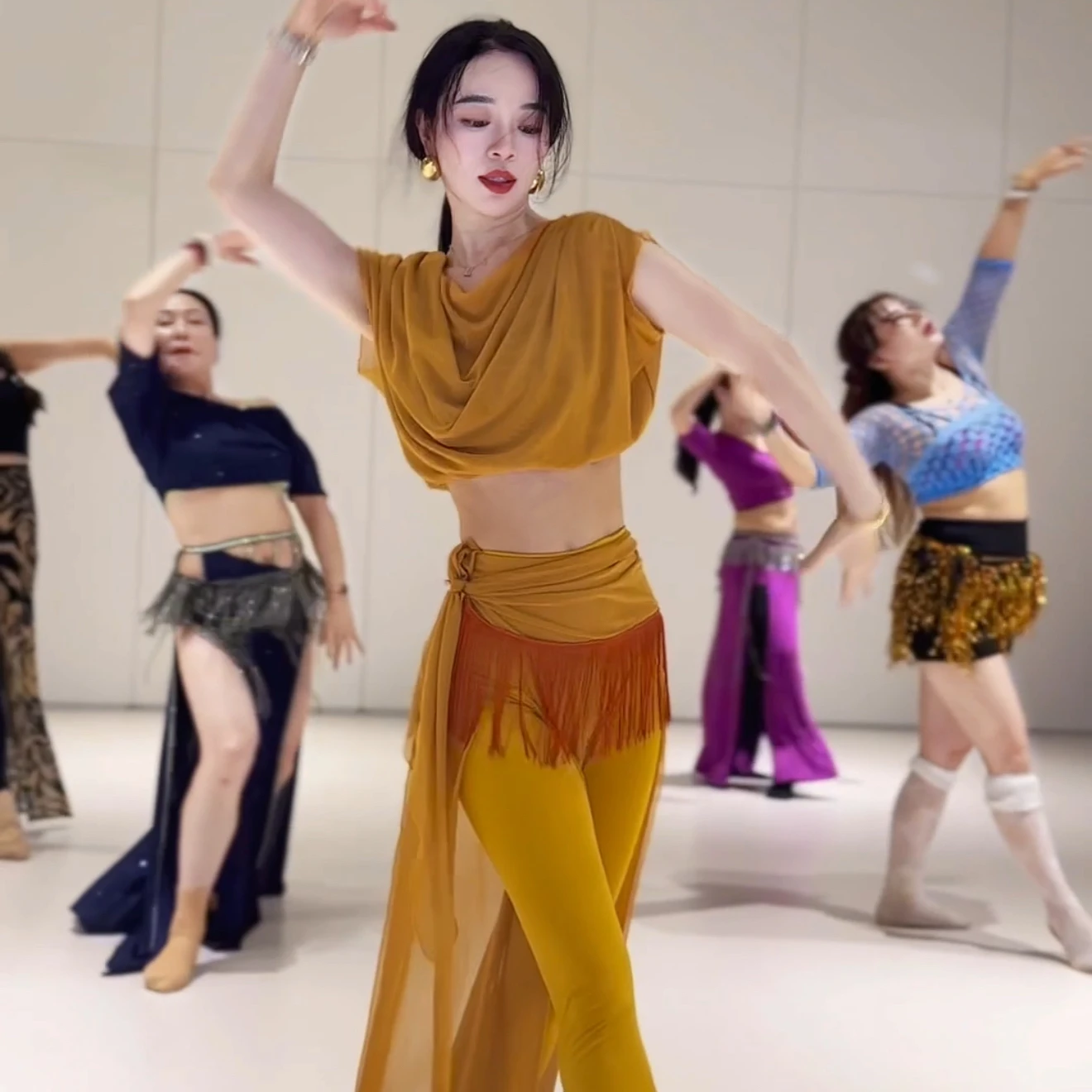 Новый комплект для танца живота, сексуальная одежда для похудения, свободный топ + юбка с кисточками, комплект для взрослых, женский командный тренировочный наряд
Новый комплект для танца живота, сексуальная одежда для похудения, свободный топ + юбка с кисточками, комплект для взрослых, женский командный тренировочный наряд