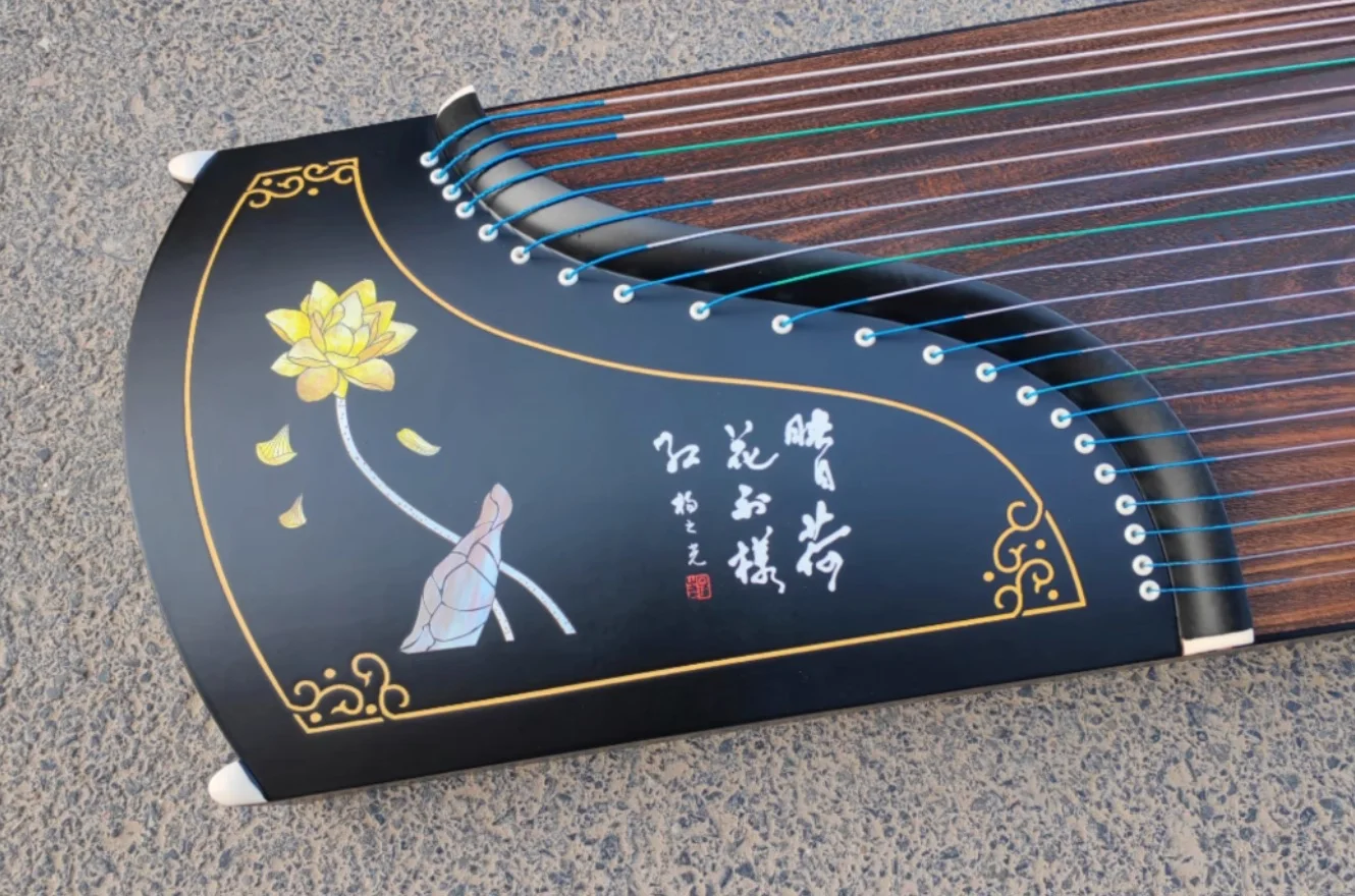 Guzheng, 21 струна, 163 см, золотой узор лотоса с кронштейном, китайские струнные инструменты
Guzheng, 21 струна, 163 см, золотой узор лотоса с кронштейном, китайские струнные инструменты