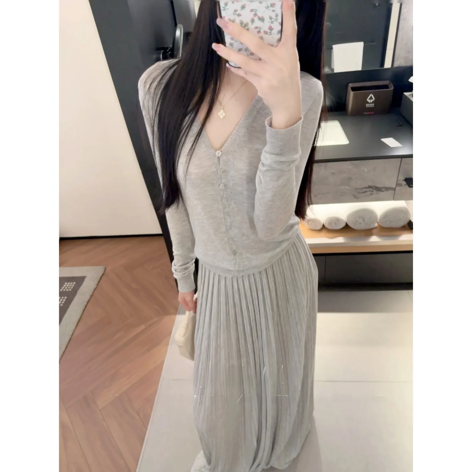 Larsee Women's Long Sleeve V-Neck Knitted Sweater Single Button Loose Style Autumn Set Half-length Skirt Two-piece Set
Larsee Women's Long Sleeve V-Neck Knitted Sweater Single Button Loose Style Autumn Set Half-length Skirt Two-piece Set