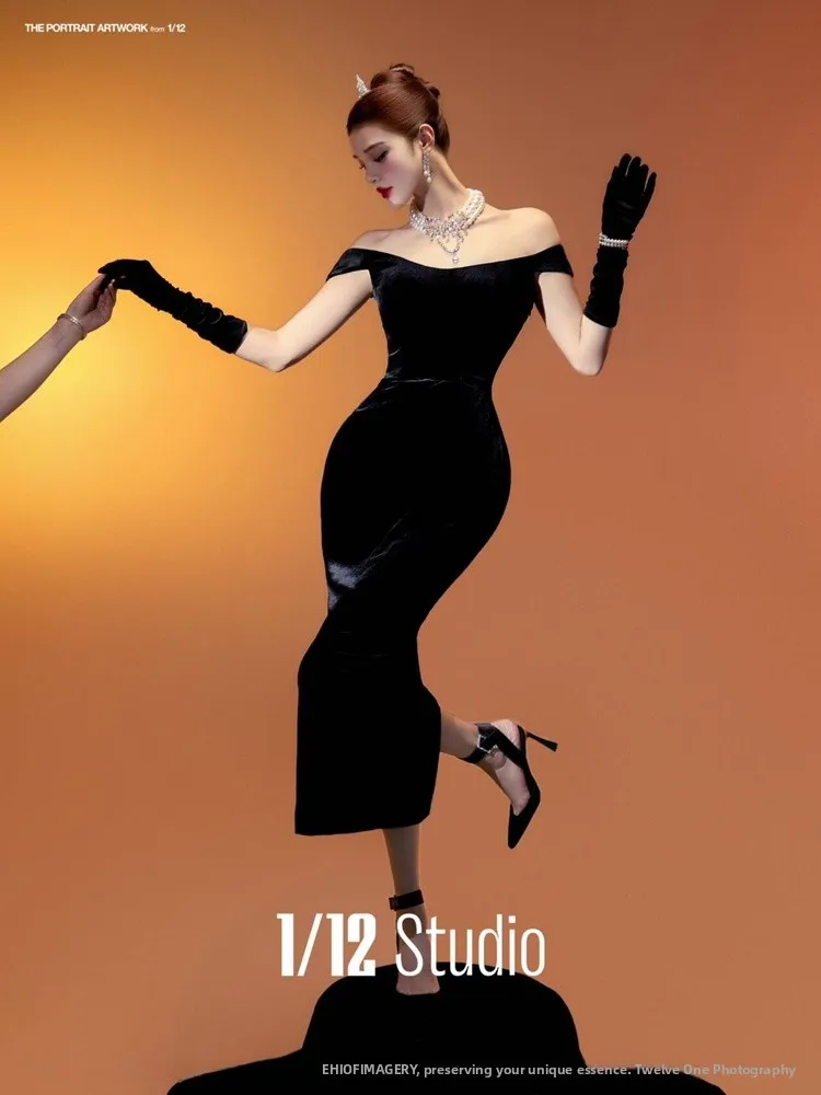 Vintage Black Velvet Audrey Hepburn Style Portrait Theme Photography Clothes Elegant Lady Fashion Studio Photography Costume
Vintage Black Velvet Audrey Hepburn Style Portrait Theme Photography Clothes Elegant Lady Fashion Studio Photography Costume