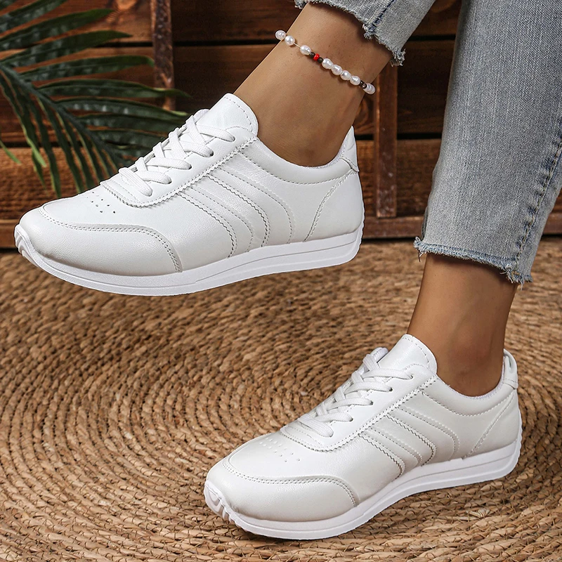 Женские легкие повседневные кроссовки, белая удобная спортивная обувь из искусственной кожи для женщин, дышащие кроссовки на шнуровке, большие размеры
Женские легкие повседневные кроссовки, белая удобная спортивная обувь из искусственной кожи для женщин, дышащие кроссовки на шнуровке, большие размеры