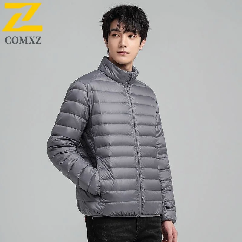 COMXZ Роскошный мужской пуховик 2025 Ультралегкая теплая парка для работы на открытом воздухе, однотонный дизайн, дорожное ветрозащитное зимнее пуховое пальто
COMXZ Роскошный мужской пуховик 2025 Ультралегкая теплая парка для работы на открытом воздухе, однотонный дизайн, дорожное ветрозащитное зимнее пуховое пальто