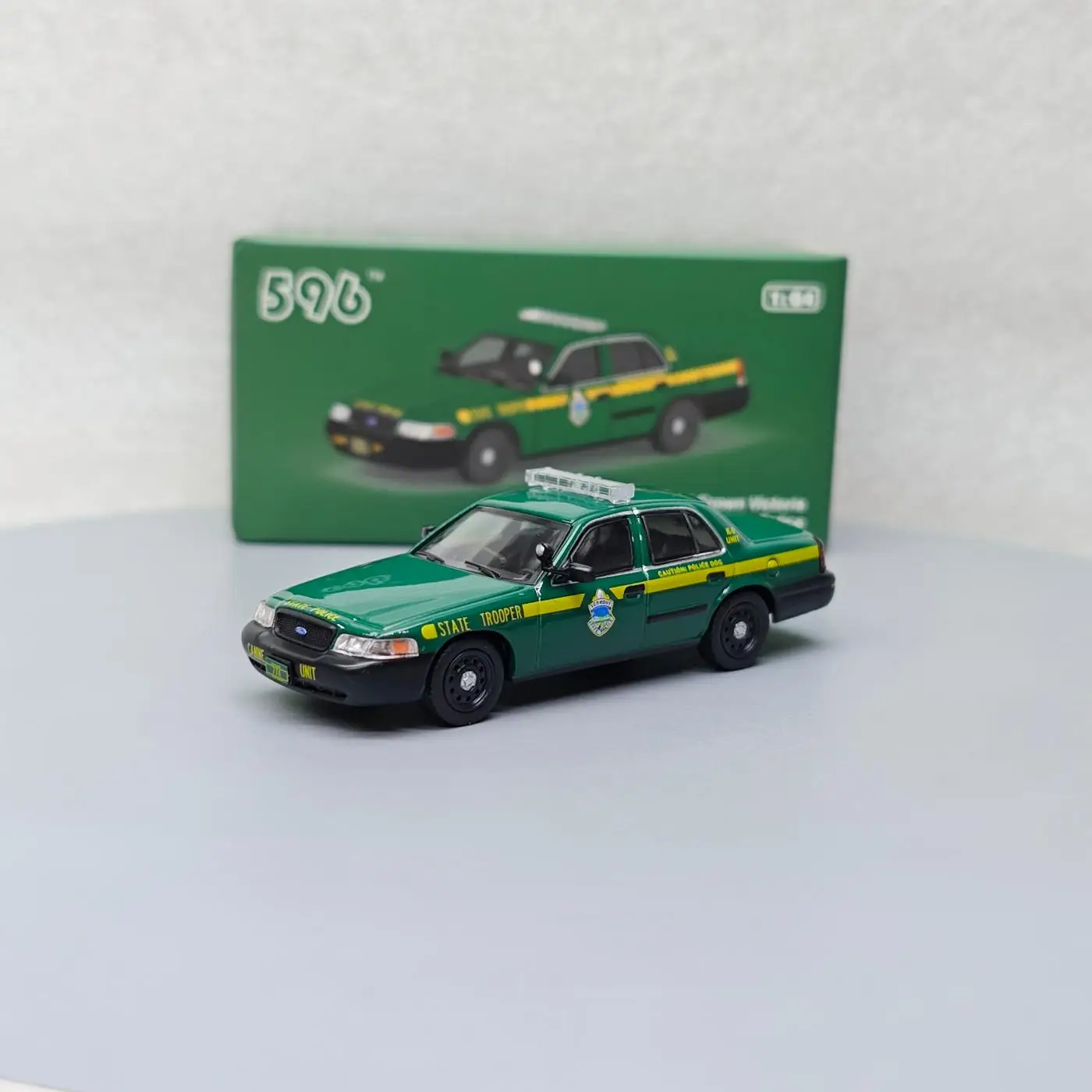 596 1:64 Ford Crown Victoria Vermont, полицейская машина, литой автомобиль из металлического сплава, модель автомобиля, украшение, коллекция подарков
596 1:64 Ford Crown Victoria Vermont, полицейская машина, литой автомобиль из металлического сплава, модель автомобиля, украшение, коллекция подарков