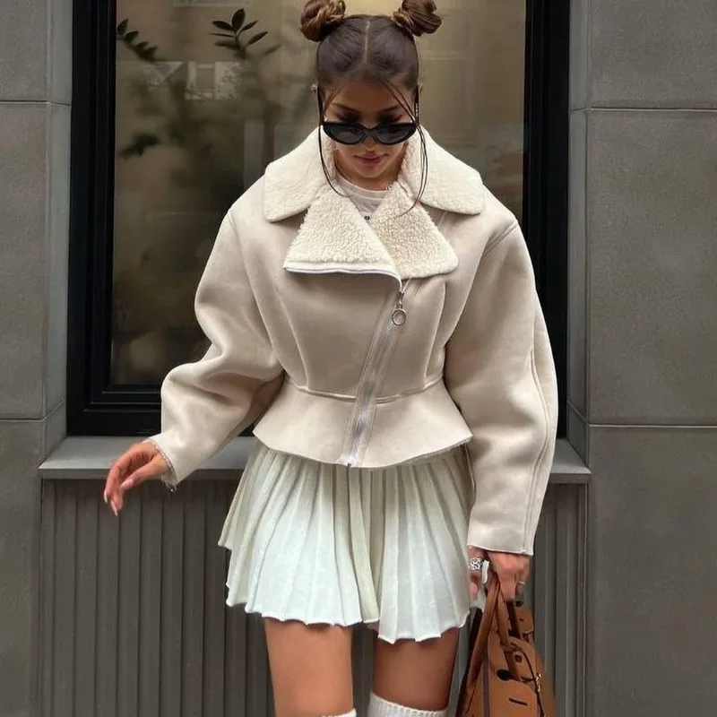 Fashion Warm Furry Leather Woman Jacket with Belt Chic Lapel Long Sleeve Motorcycle Coat Lady 2025 Winter High Street Outerwear
Fashion Warm Furry Leather Woman Jacket with Belt Chic Lapel Long Sleeve Motorcycle Coat Lady 2025 Winter High Street Outerwear