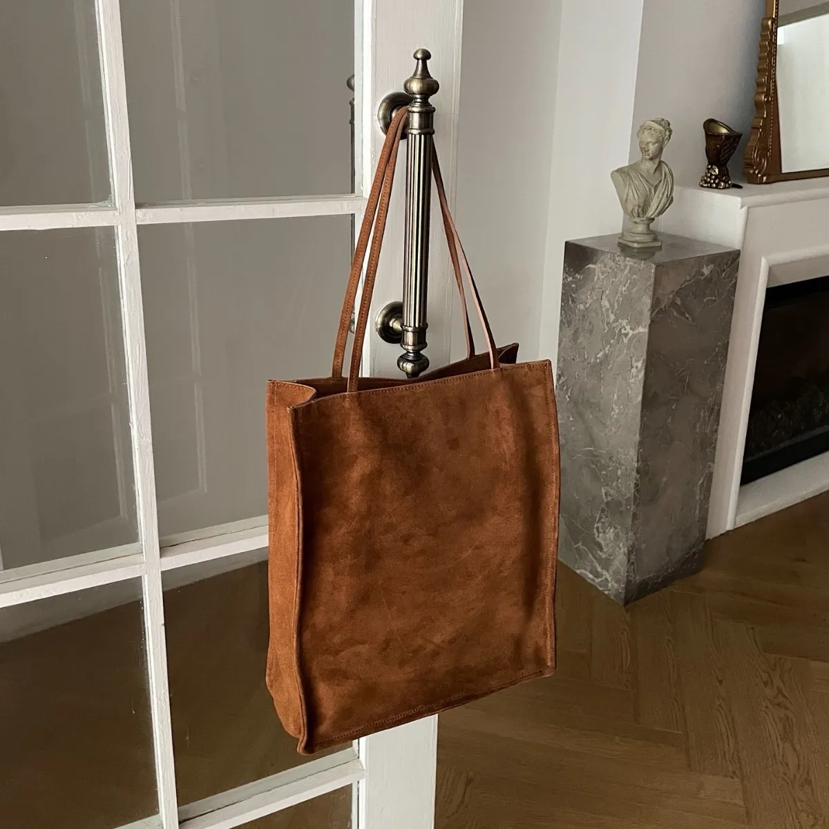 Замшевая минималистичная сумка-мешок, осенне-зимняя новая женская сумка из матовой воловьей кожи, большая вместительная длинная винтажная сумка на плечо с ручкой
Замшевая минималистичная сумка-мешок, осенне-зимняя новая женская сумка из матовой воловьей кожи, большая вместительная длинная винтажная сумка на плечо с ручкой