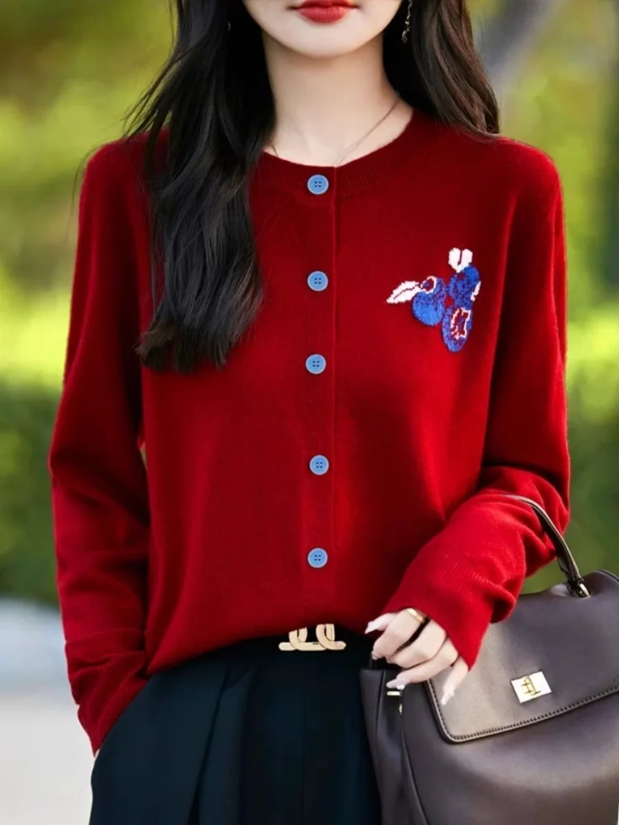 Новый зимний женский вязаный шерстяной кардиган свободного кроя с вышивкой в виде ягод, теплый повседневный топ
Новый зимний женский вязаный шерстяной кардиган свободного кроя с вышивкой в виде ягод, теплый повседневный топ