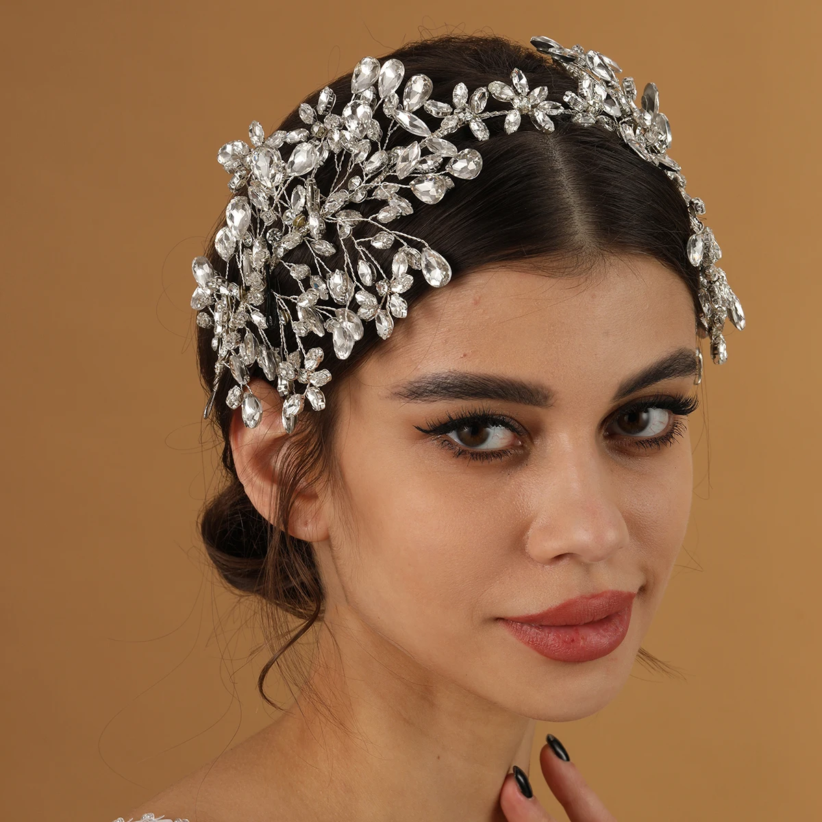 Роскошные хиты продаж, свадебные женские повязки на голову ручной работы, свадебные аксессуары для волос с кристаллами для невесты, женские повязки для волос
Роскошные хиты продаж, свадебные женские повязки на голову ручной работы, свадебные аксессуары для волос с кристаллами для невесты, женские повязки для волос