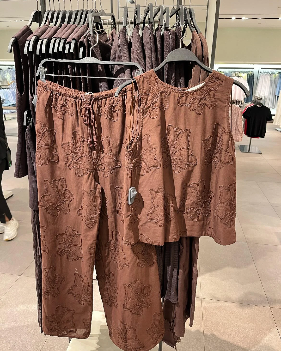 Flower Embroidered Two-piece Sets Women Summer Crew Neck Sleeveless Tank Top+trouser Vintage Casual Drawstring Straight Pant Set
Flower Embroidered Two-piece Sets Women Summer Crew Neck Sleeveless Tank Top+trouser Vintage Casual Drawstring Straight Pant Set