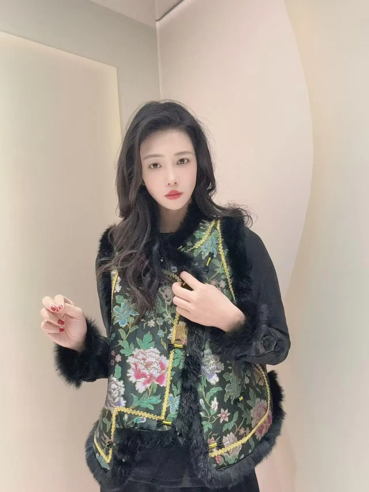 Новинка сентября: Женская одежда в стиле Ханьфу, новый китайский стиль, жилет из хлопка с кроличьим мехом, с тяжелой отделкой, с элементами гобелена и лентами, с цветочным узором.
Новинка сентября: Женская одежда в стиле Ханьфу, новый китайский стиль, жилет из хлопка с кроличьим мехом, с тяжелой отделкой, с элементами гобелена и лентами, с цветочным узором.