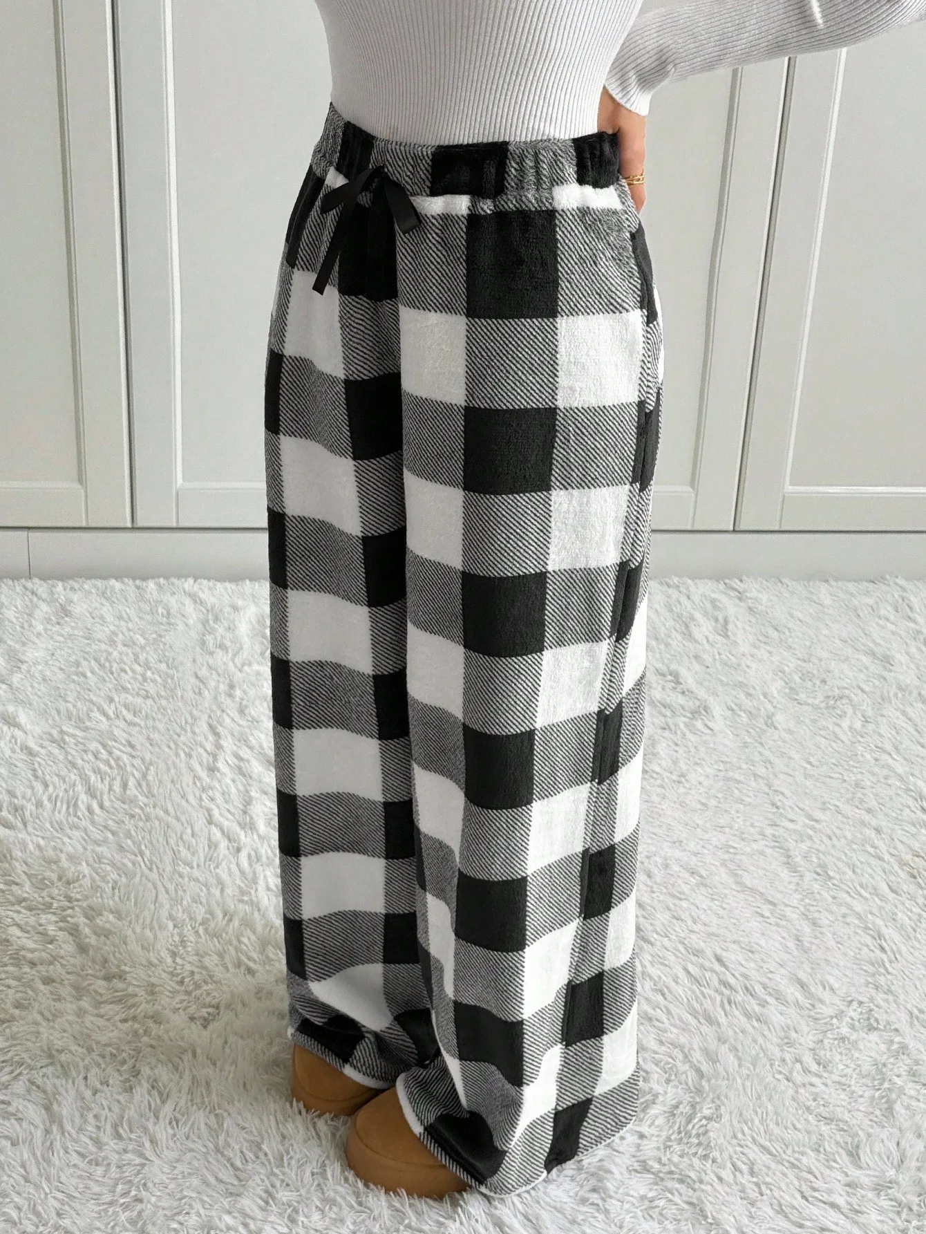Women's Wide Leg Plaid Flannel Pants with Tie Waist - Black & White
Women's Wide Leg Plaid Flannel Pants with Tie Waist - Black & White