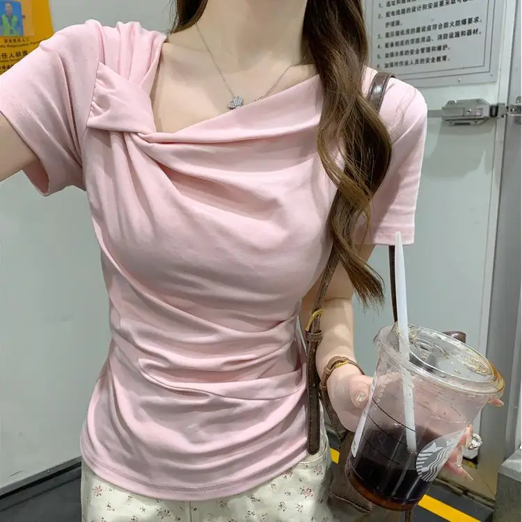 Новая женская одежда: асимметричная футболка с коротким рукавом и открытыми плечами, летняя, маленького размера, с драпировкой и эффектом скручивания, облегающий топ.
Новая женская одежда: асимметричная футболка с коротким рукавом и открытыми плечами, летняя, маленького размера, с драпировкой и эффектом скручивания, облегающий топ.