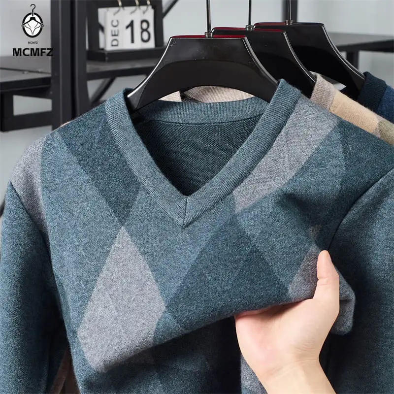 Зимний теплый новый мужской клетчатый свитер с v-образным вырезом и длинными рукавами, вязаный свитер, модный повседневный универсальный топ
Зимний теплый новый мужской клетчатый свитер с v-образным вырезом и длинными рукавами, вязаный свитер, модный повседневный универсальный топ
