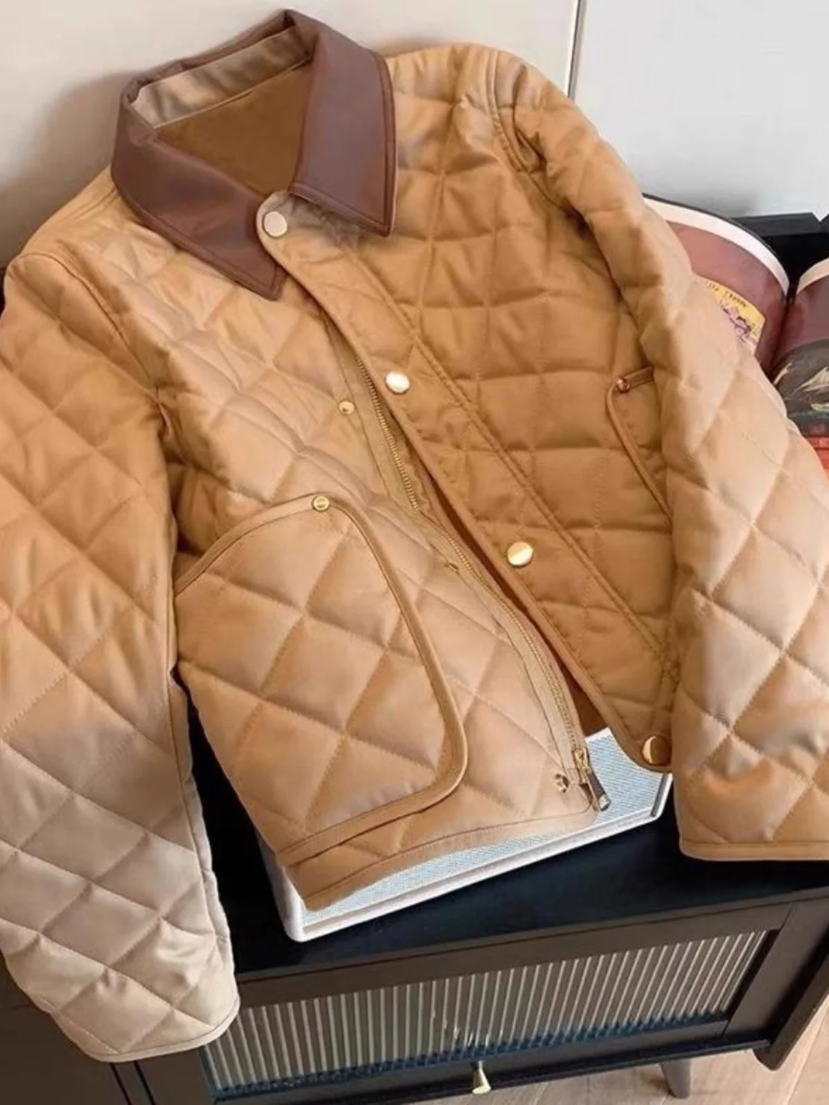 Теплая хлопковая куртка мужская стеганая с фланелевым воротником, пэчворк, из искусственной кожи, осенне-зимняя, в японском ретро-стиле, премиум-класса
Теплая хлопковая куртка мужская стеганая с фланелевым воротником, пэчворк, из искусственной кожи, осенне-зимняя, в японском ретро-стиле, премиум-класса