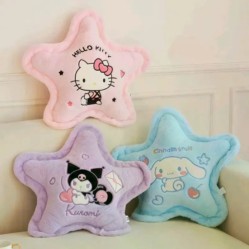 Мультфильм Hello Kitty Star Стайлинг плюшевая подушка Cinnamoroll Kuromi PP хлопковый наполнитель Kawaii мягкая поясная подушка украшение подарок
Мультфильм Hello Kitty Star Стайлинг плюшевая подушка Cinnamoroll Kuromi PP хлопковый наполнитель Kawaii мягкая поясная подушка украшение подарок