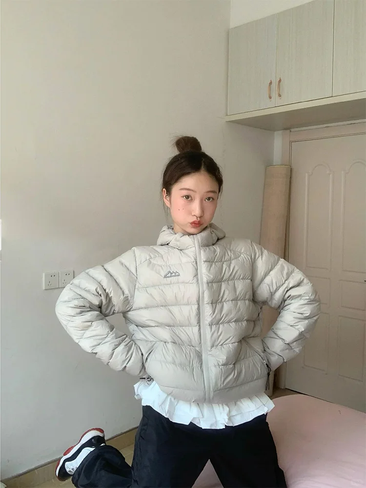 Ретро-куртка в американском стиле, легкая, с капюшоном, из хлопка, женская зимняя теплая куртка с наполнителем из хлопка, модная корейская свободная модель
Ретро-куртка в американском стиле, легкая, с капюшоном, из хлопка, женская зимняя теплая куртка с наполнителем из хлопка, модная корейская свободная модель