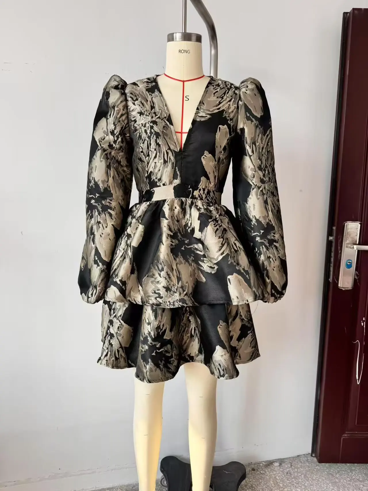 European and American style 2025 spring new jacquard fashionable temperament versatile waist V-neck long-sleeved dress
European and American style 2025 spring new jacquard fashionable temperament versatile waist V-neck long-sleeved dress