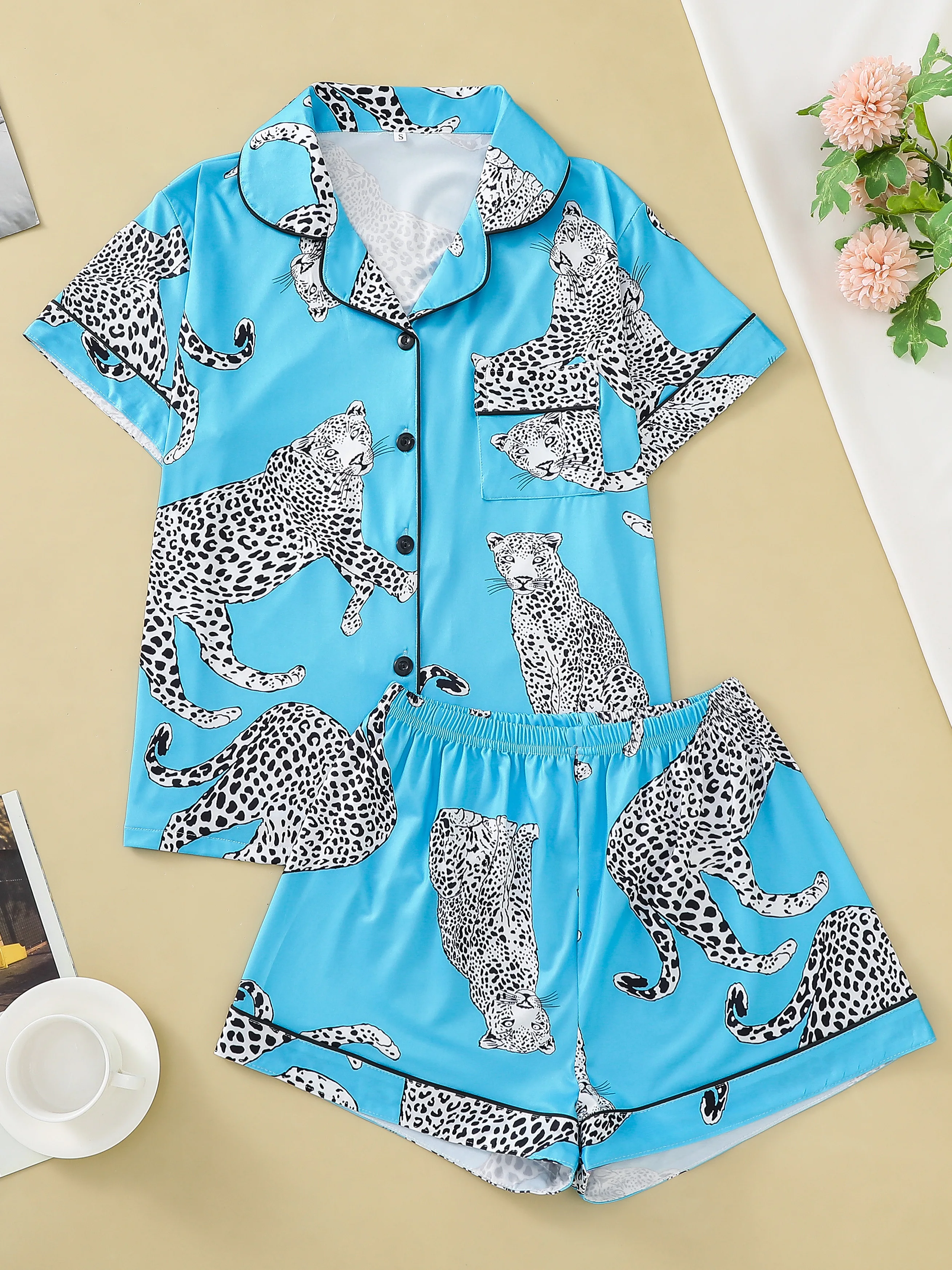 Casual sky blue tiger print women's sleepwear set short sleeved top and loose shorts comfortable women's sleepwear
Casual sky blue tiger print women's sleepwear set short sleeved top and loose shorts comfortable women's sleepwear
