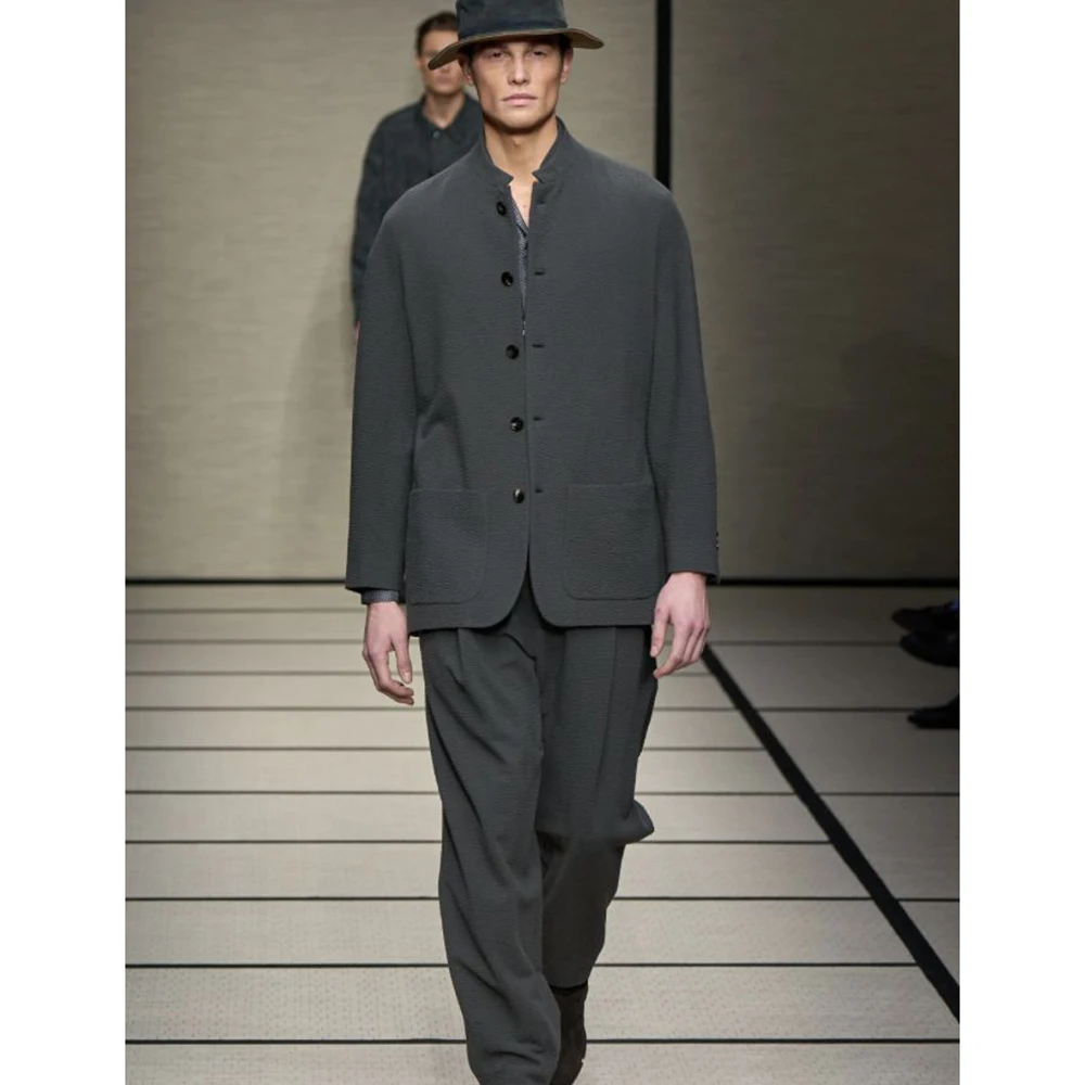 Мужской костюм-двойка в новом китайском стиле, темно-серый, однобортный, приталенный, для офиса и повседневной носки (пиджак и брюки)
Мужской костюм-двойка в новом китайском стиле, темно-серый, однобортный, приталенный, для офиса и повседневной носки (пиджак и брюки)