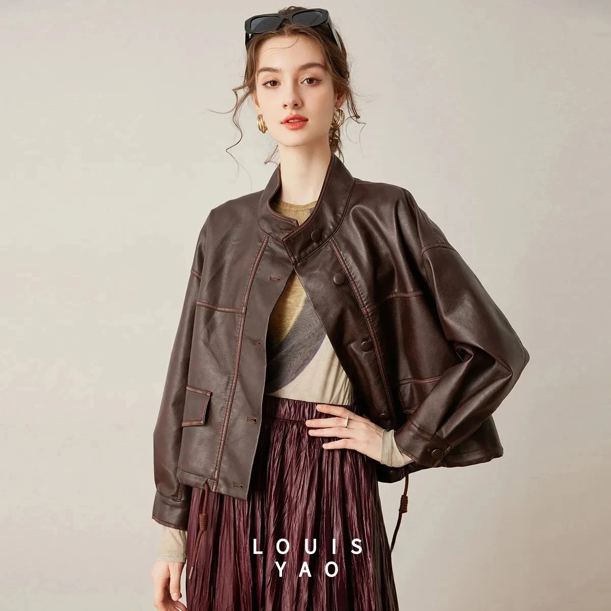 LOUISYAO Mandarin Collar Loose Faux Leather Jacket 2025 Autumn Trend Non-Stretch Drawstring Hem Long-Sleeve Women's Coat
LOUISYAO Mandarin Collar Loose Faux Leather Jacket 2025 Autumn Trend Non-Stretch Drawstring Hem Long-Sleeve Women's Coat