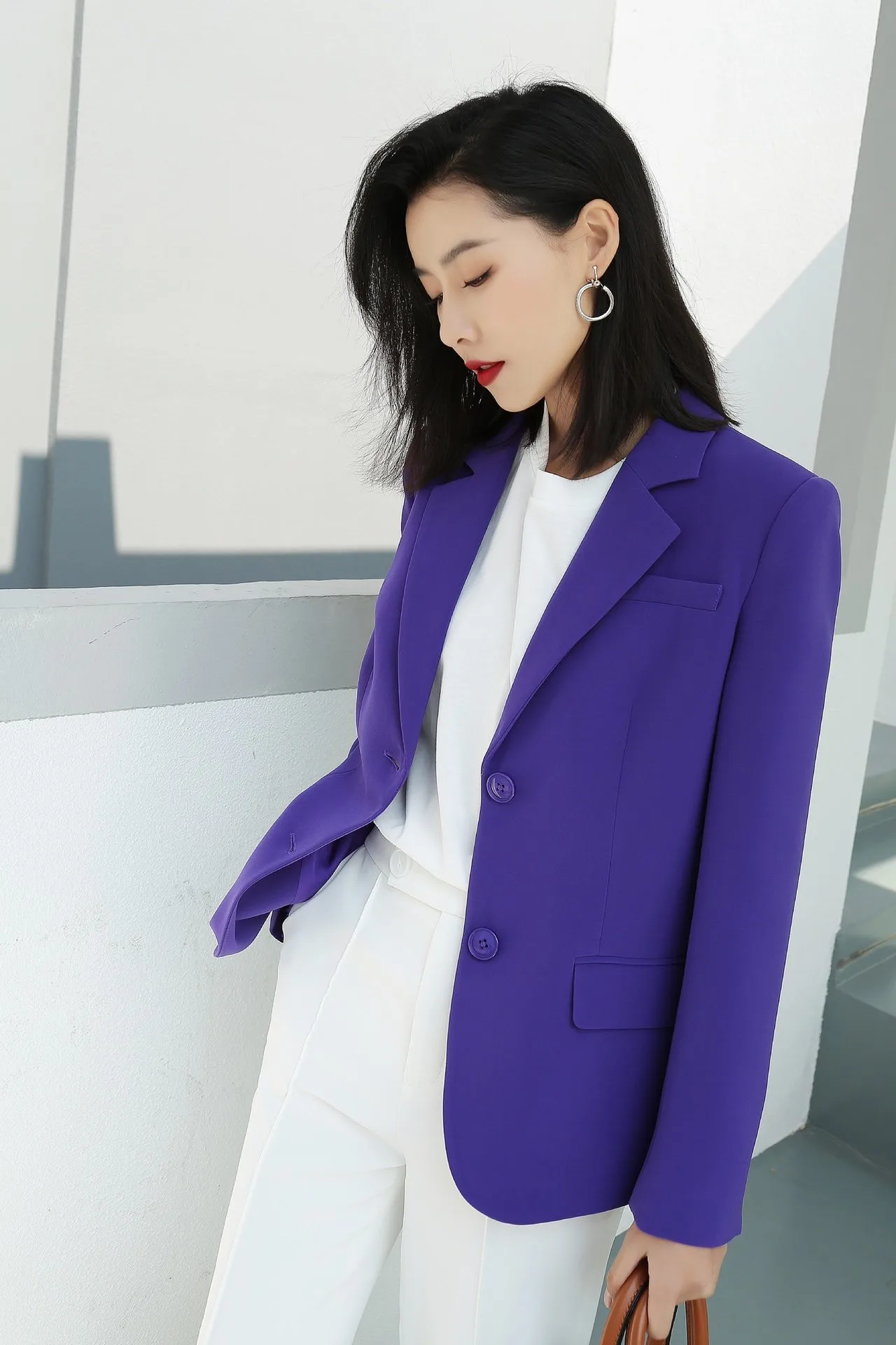 Small temperament of the design of the new summer 2022 purple leisure suit, long-sleeved jacket lapel small suit
Small temperament of the design of the new summer 2022 purple leisure suit, long-sleeved jacket lapel small suit