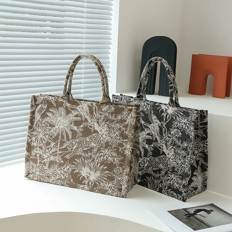 Trendy Embroidered Tote Bag for Women Large Capacity Commuter Handbag Casual Style Canvas Material Fitness Appropriate
Trendy Embroidered Tote Bag for Women Large Capacity Commuter Handbag Casual Style Canvas Material Fitness Appropriate
