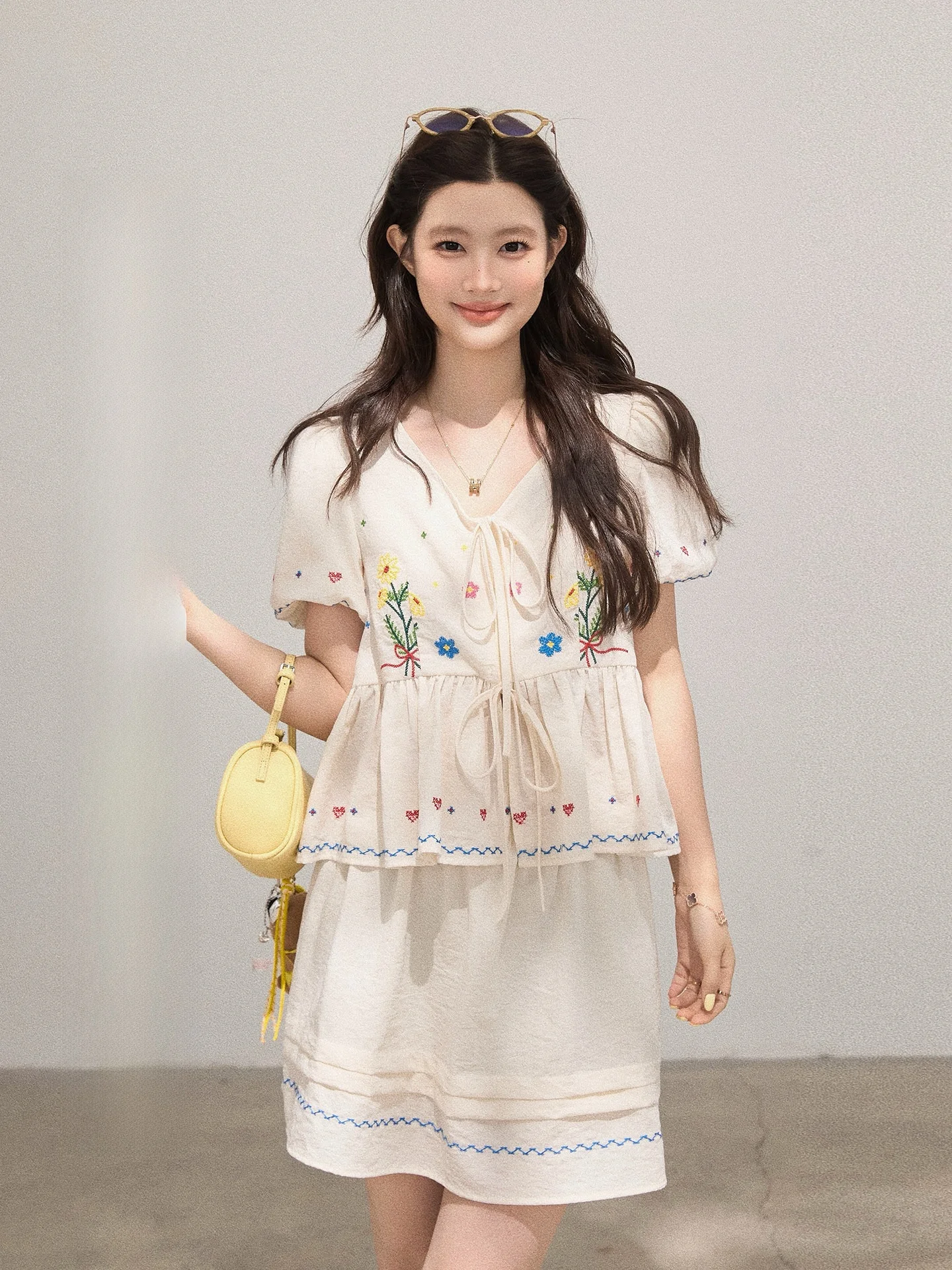 Exquisite Embroidered V-neck Loose Pleated A-line Skirt Set Women's Summer Fashion Casual Wear Short Sleeve Two-piece Ou...
Exquisite Embroidered V-neck Loose Pleated A-line Skirt Set Women's Summer Fashion Casual Wear Short Sleeve Two-piece Ou...