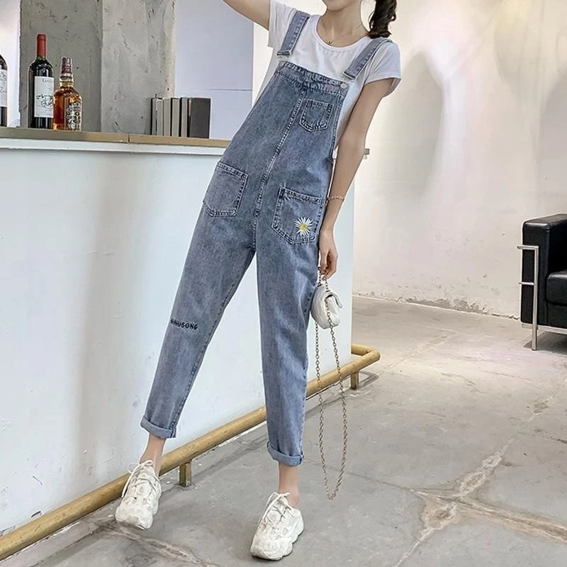 Женские летние популярные джинсовые комбинезоны в корейском стиле с ромашками, свободного кроя, стройнящие, тонкие, новинка 2026 года, модные и трендовые
Женские летние популярные джинсовые комбинезоны в корейском стиле с ромашками, свободного кроя, стройнящие, тонкие, новинка 2026 года, модные и трендовые