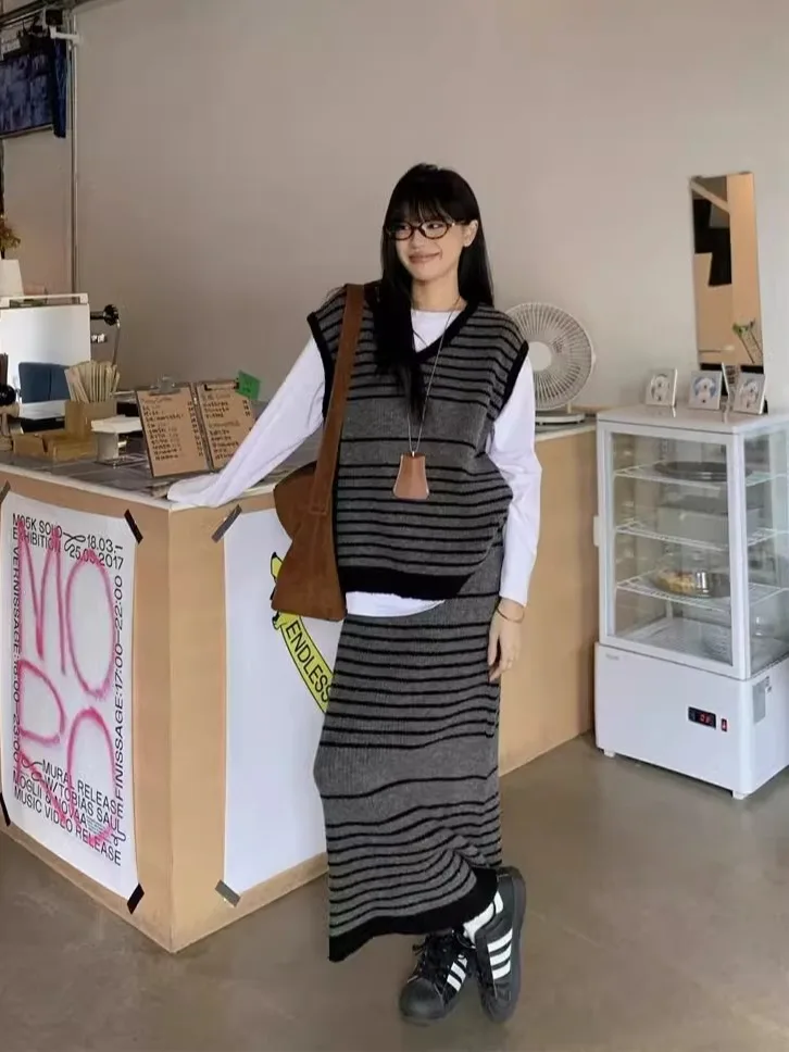 Retro Striped Knitted Vest Women's Early Autumn Lazy Atmosphere Long Sleeve T-Shirt High Waist Skirt Three-Piece Set
Retro Striped Knitted Vest Women's Early Autumn Lazy Atmosphere Long Sleeve T-Shirt High Waist Skirt Three-Piece Set