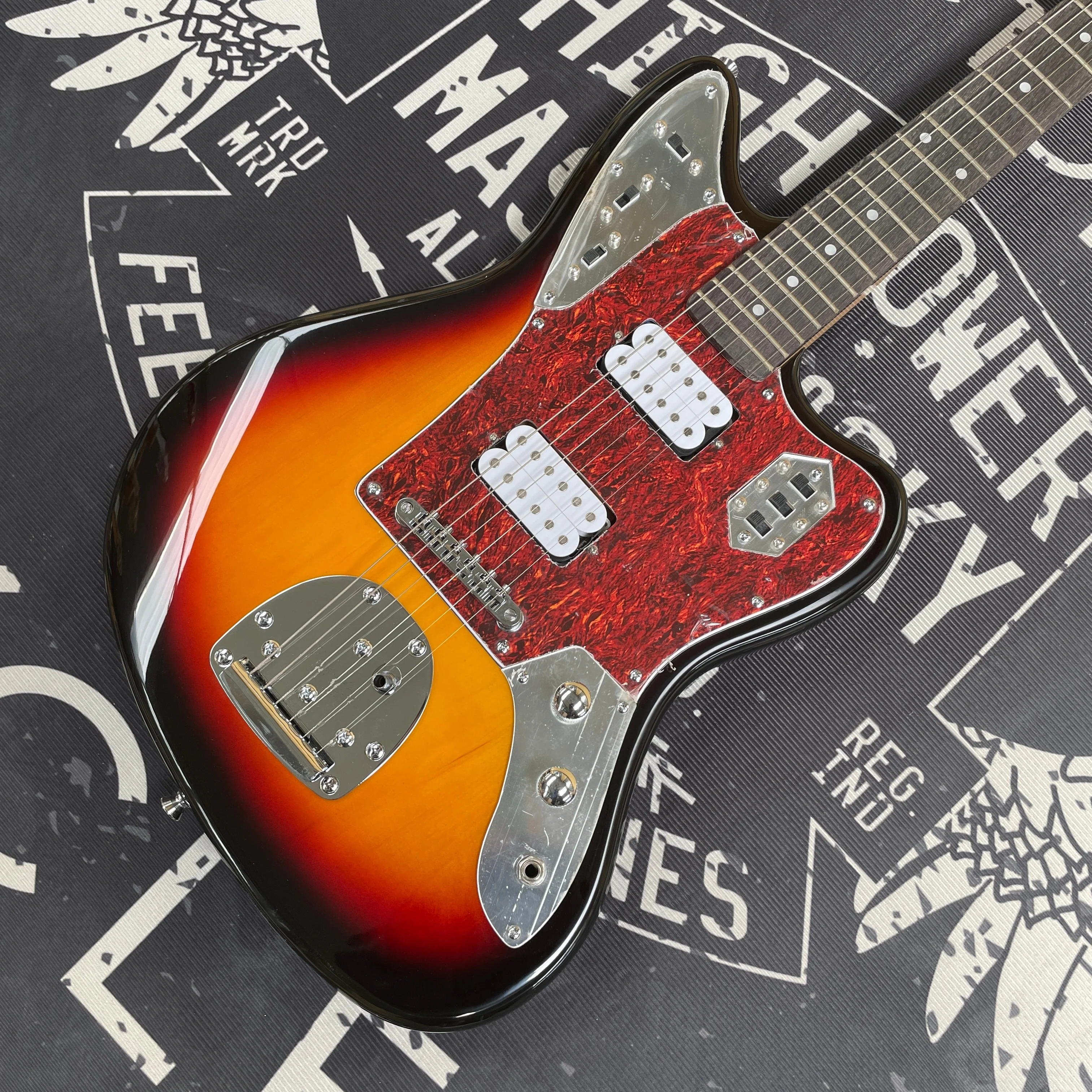 6-String Electric Guitar, with a Red Pickguard and a Mahogany Body Suitable for Both Playing and Collecting Guitarra.
6-String Electric Guitar, with a Red Pickguard and a Mahogany Body Suitable for Both Playing and Collecting Guitarra.
