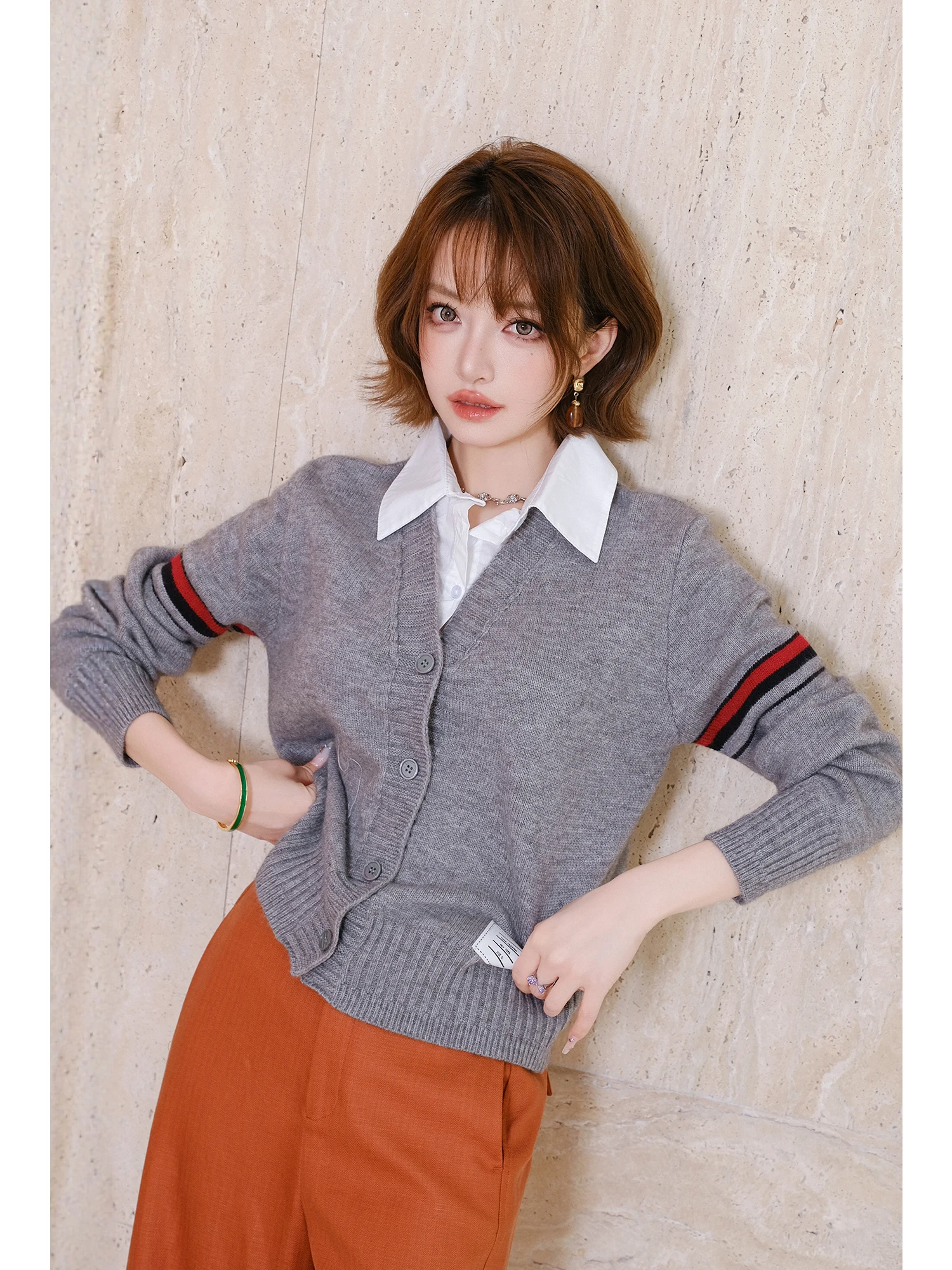 New 0309 College Sle Fake Two-Piece Knitwear Coat irt Patchwork V-Ne Long Sve Women's Loose Fit Top Spring Faion
New 0309 College Sle Fake Two-Piece Knitwear Coat irt Patchwork V-Ne Long Sve Women's Loose Fit Top Spring Faion