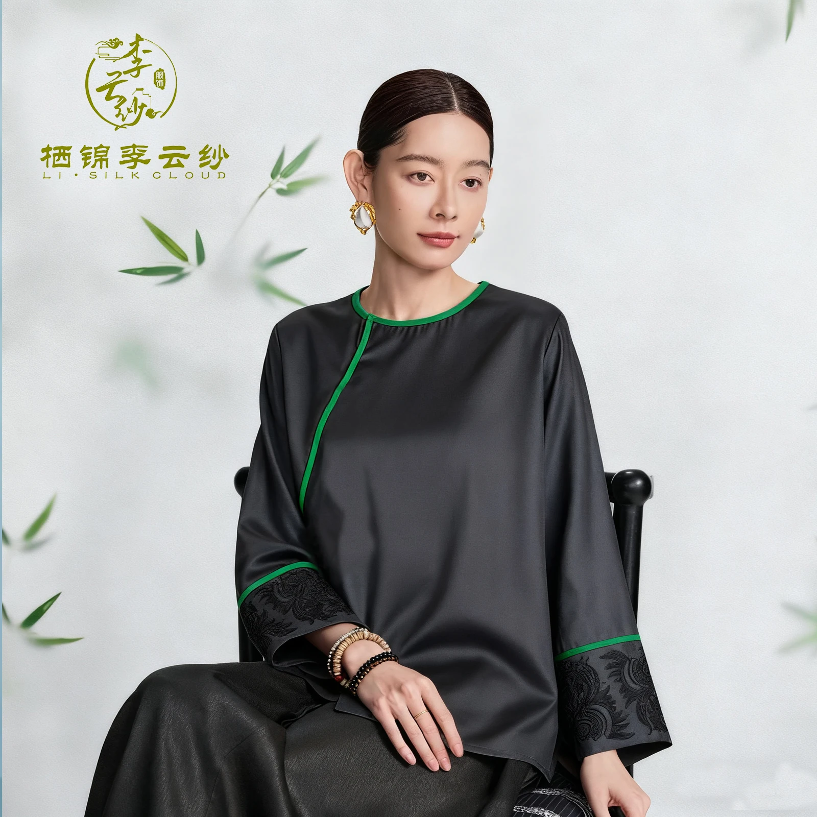 Рубашка LI SILK CLOUD xiangyunsha — приятная для кожи шелковая ткань, элегантная восточная блузка, марля Гуандун с черным жемчугом Гуандун
Рубашка LI SILK CLOUD xiangyunsha — приятная для кожи шелковая ткань, элегантная восточная блузка, марля Гуандун с черным жемчугом Гуандун