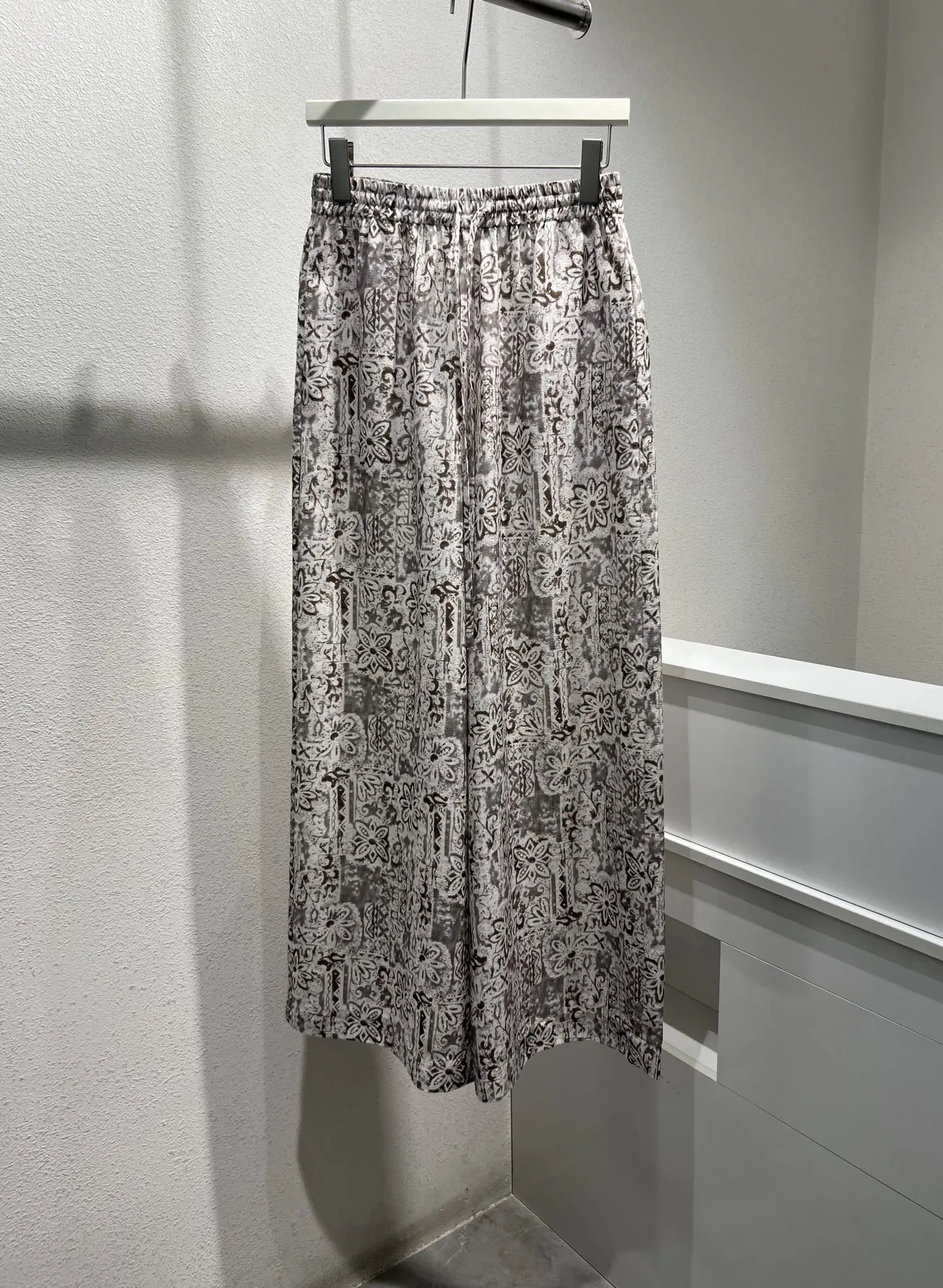 Spring And Summer Printed Trousers Elastic Waist Design Two Side Pockets Casual Trousers For Women
Spring And Summer Printed Trousers Elastic Waist Design Two Side Pockets Casual Trousers For Women