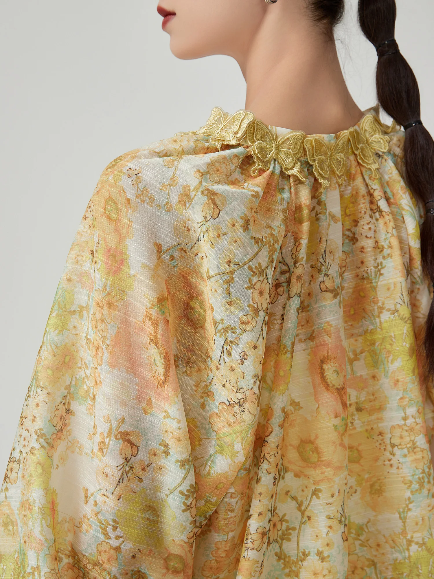 Желтый комплект из двух предметов: топ с цветочным принтом, воротником-стойкой и рюшами, а также шорты для защиты от солнца. Новинка лета.
Желтый комплект из двух предметов: топ с цветочным принтом, воротником-стойкой и рюшами, а также шорты для защиты от солнца. Новинка лета.