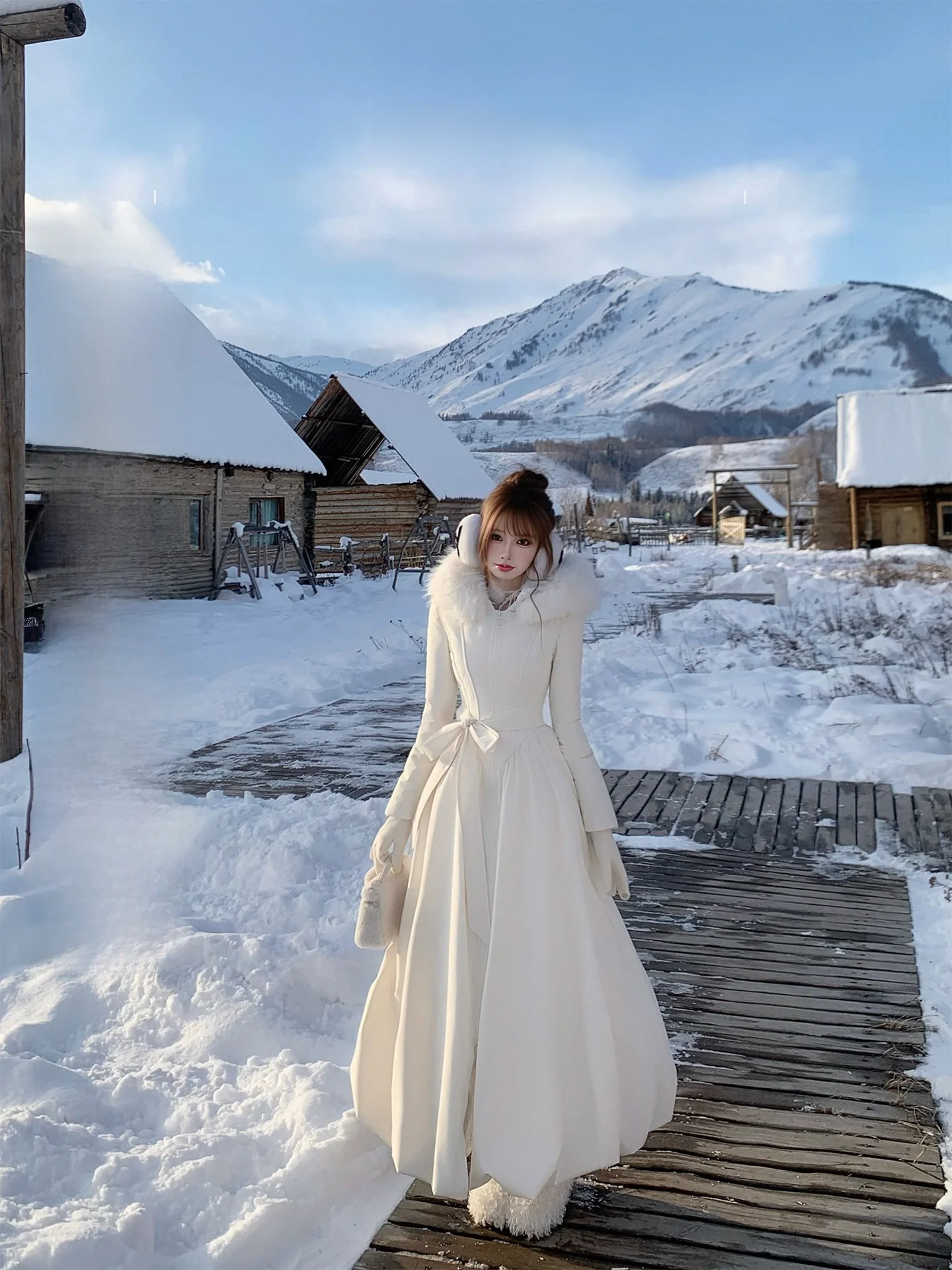 SISI JIANG 'Snow Country Train' Gentle Ele Long Waist-Cinching Fur Collar 90% White Du down Women's Winter Coat
SISI JIANG 'Snow Country Train' Gentle Ele Long Waist-Cinching Fur Collar 90% White Du down Women's Winter Coat