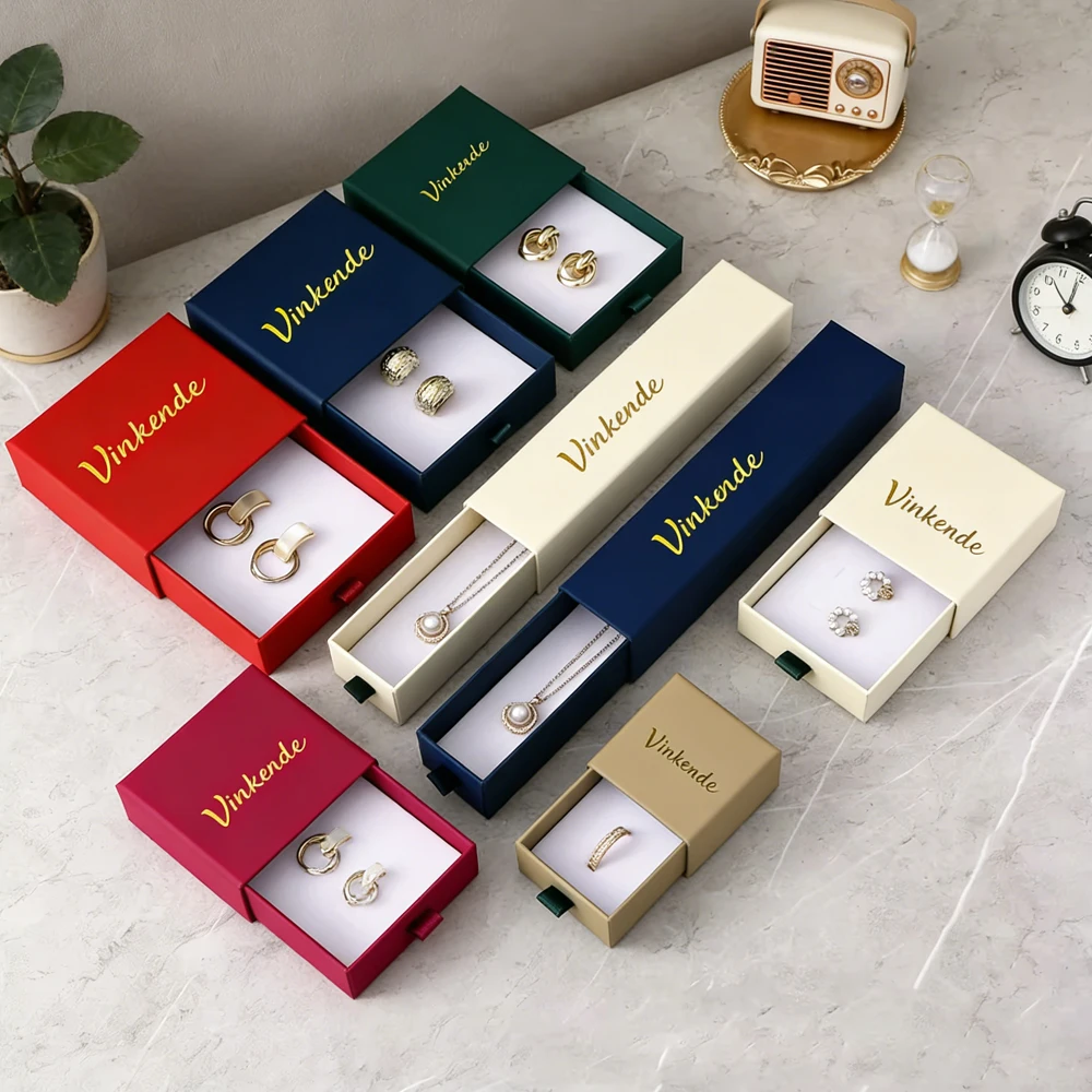 24 шт./лот, бумажная коробка для ювелирных изделий с персонализированным логотипом, внутри с губчатой вставкой, для хранения сережек, колец, браслетов, подвесок, подарочные коробки для свадьбы
24 шт./лот, бумажная коробка для ювелирных изделий с персонализированным логотипом, внутри с губчатой вставкой, для хранения сережек, колец, браслетов, подвесок, подарочные коробки для свадьбы