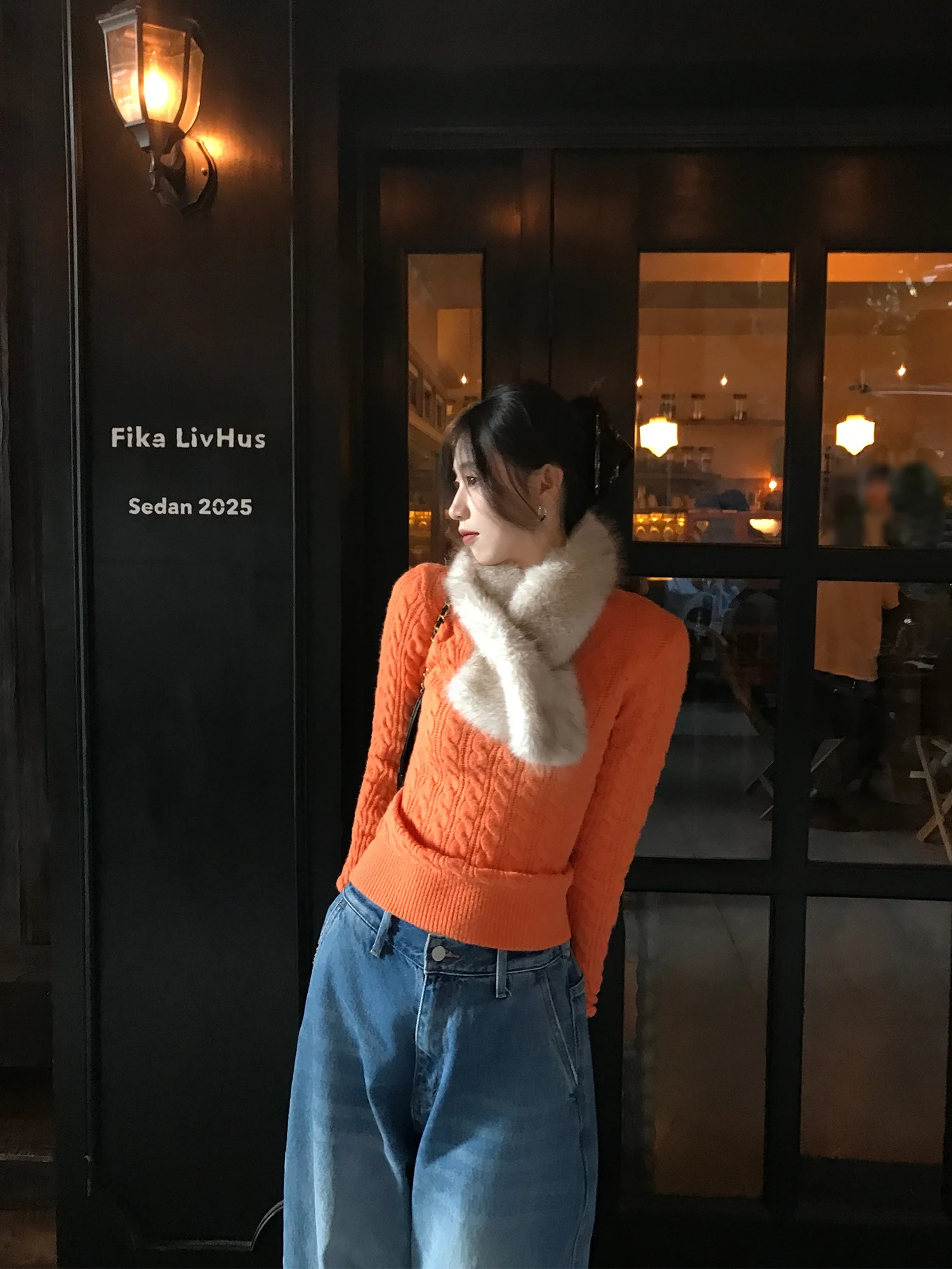 Женский облегающий вязаный свитер с V-образным вырезом, осенне-зимний, модный, в корейском стиле, с узором «косы», высококачественный, приятный на ощупь топ
Женский облегающий вязаный свитер с V-образным вырезом, осенне-зимний, модный, в корейском стиле, с узором «косы», высококачественный, приятный на ощупь топ