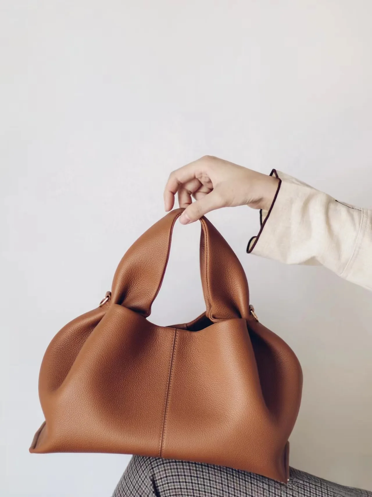 French Cloud Dumpling Bags Brand Design Frosted New Fashion Handbag Lunch Box Bag Retro Magnetic Clasp Shoulder Crossbody Bags
French Cloud Dumpling Bags Brand Design Frosted New Fashion Handbag Lunch Box Bag Retro Magnetic Clasp Shoulder Crossbody Bags