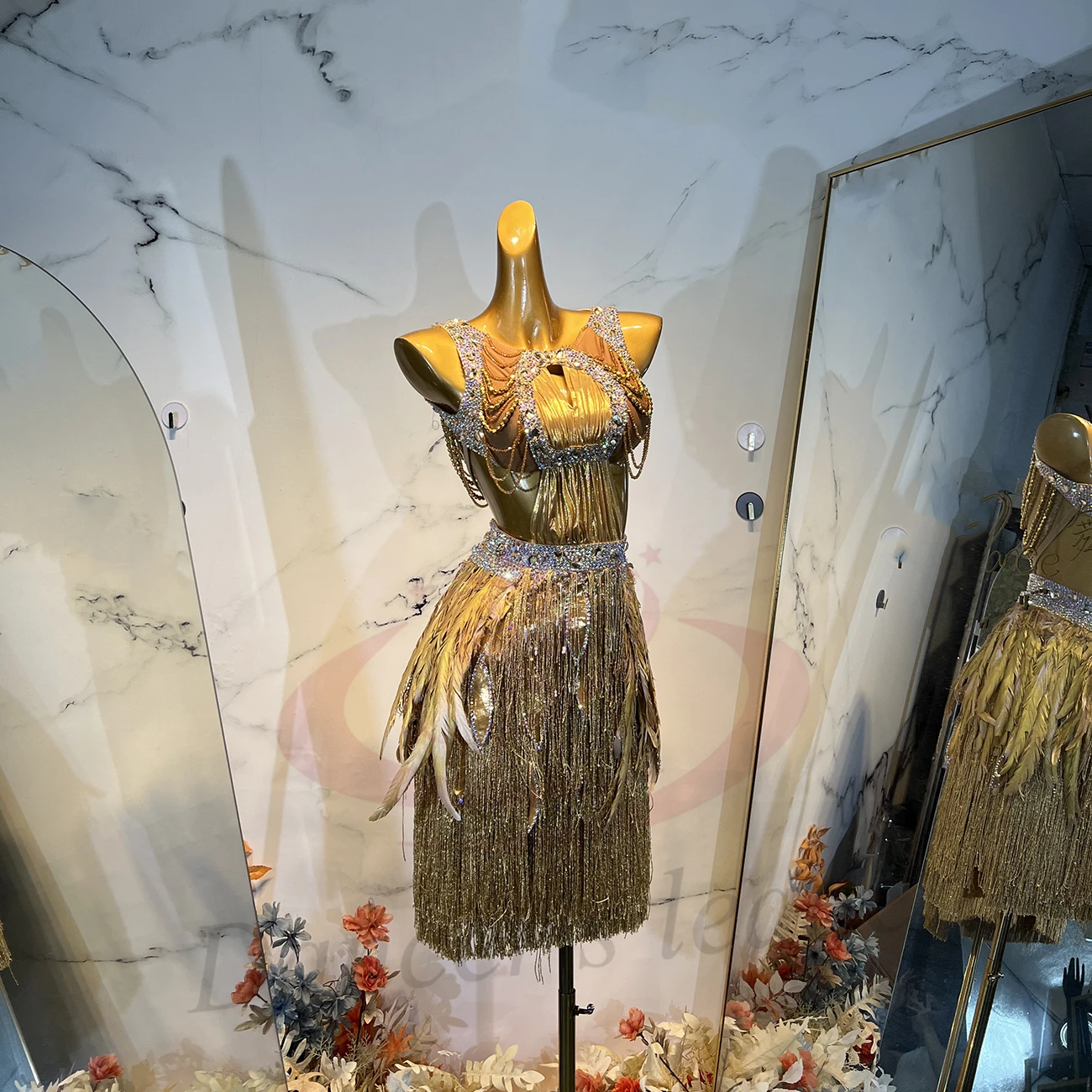 Latin Dance Costume AB Stone Female Adult Children High-End Customized Gold Feather Tassel Samba Performance Dress
Latin Dance Costume AB Stone Female Adult Children High-End Customized Gold Feather Tassel Samba Performance Dress