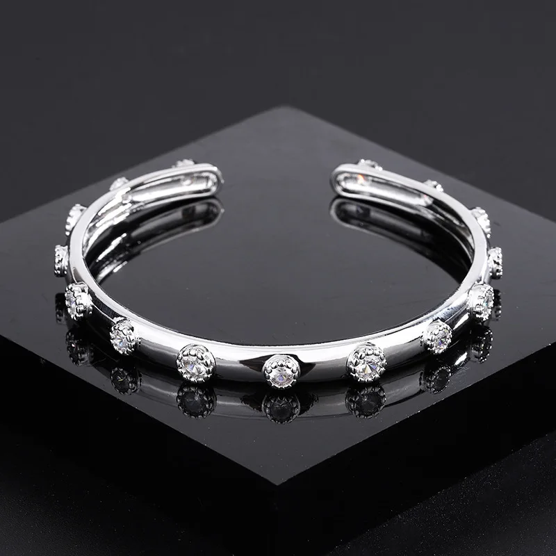 European and American Fashion Platinum Bracelet High-end Light Luxury Simple Adjustable Open Bracelet
European and American Fashion Platinum Bracelet High-end Light Luxury Simple Adjustable Open Bracelet