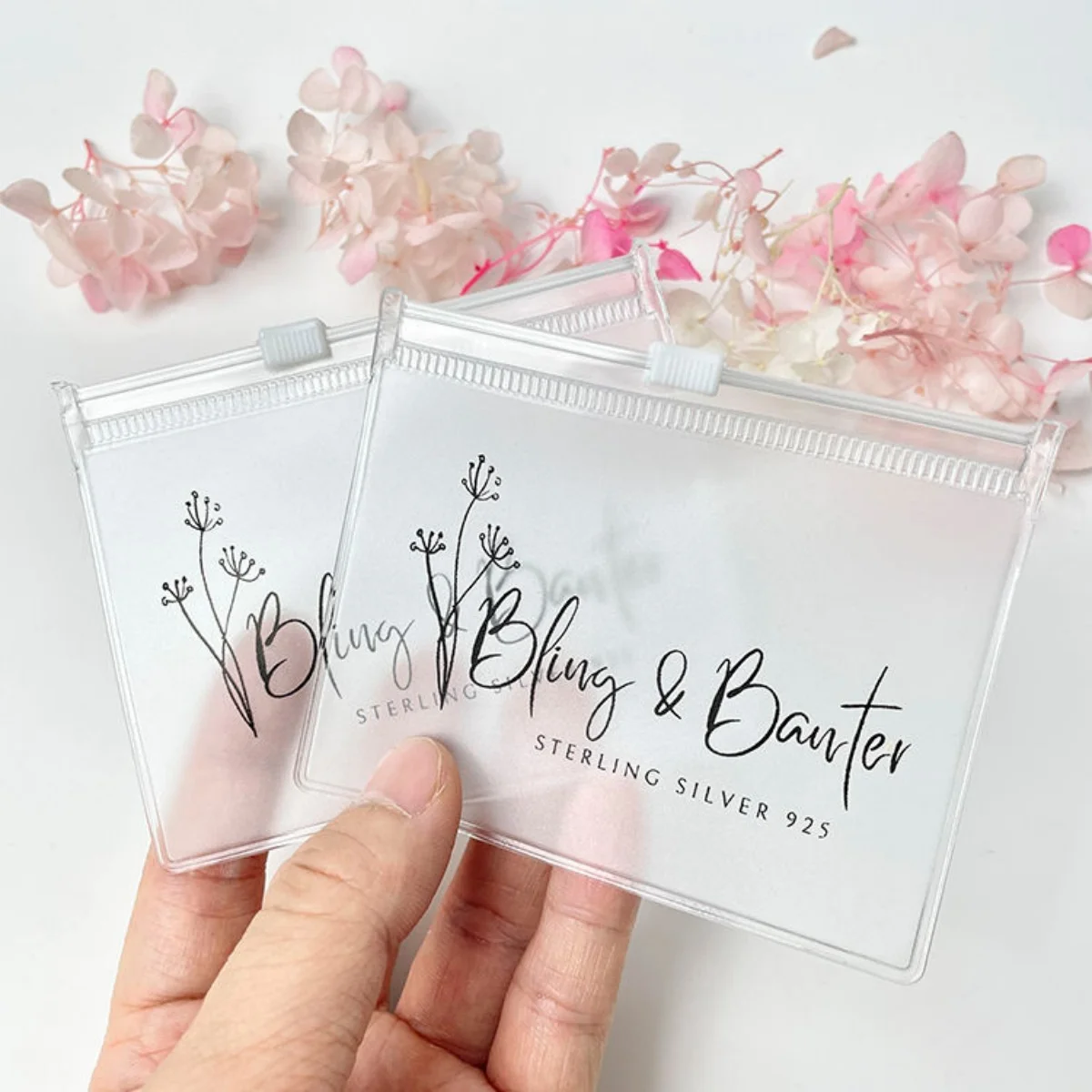 100 шт. роскошные персонализированные прозрачные ПВХ матовые сумки на молнии с принтом саше фирменные ювелирные изделия сумки на молнии
100 шт. роскошные персонализированные прозрачные ПВХ матовые сумки на молнии с принтом саше фирменные ювелирные изделия сумки на молнии