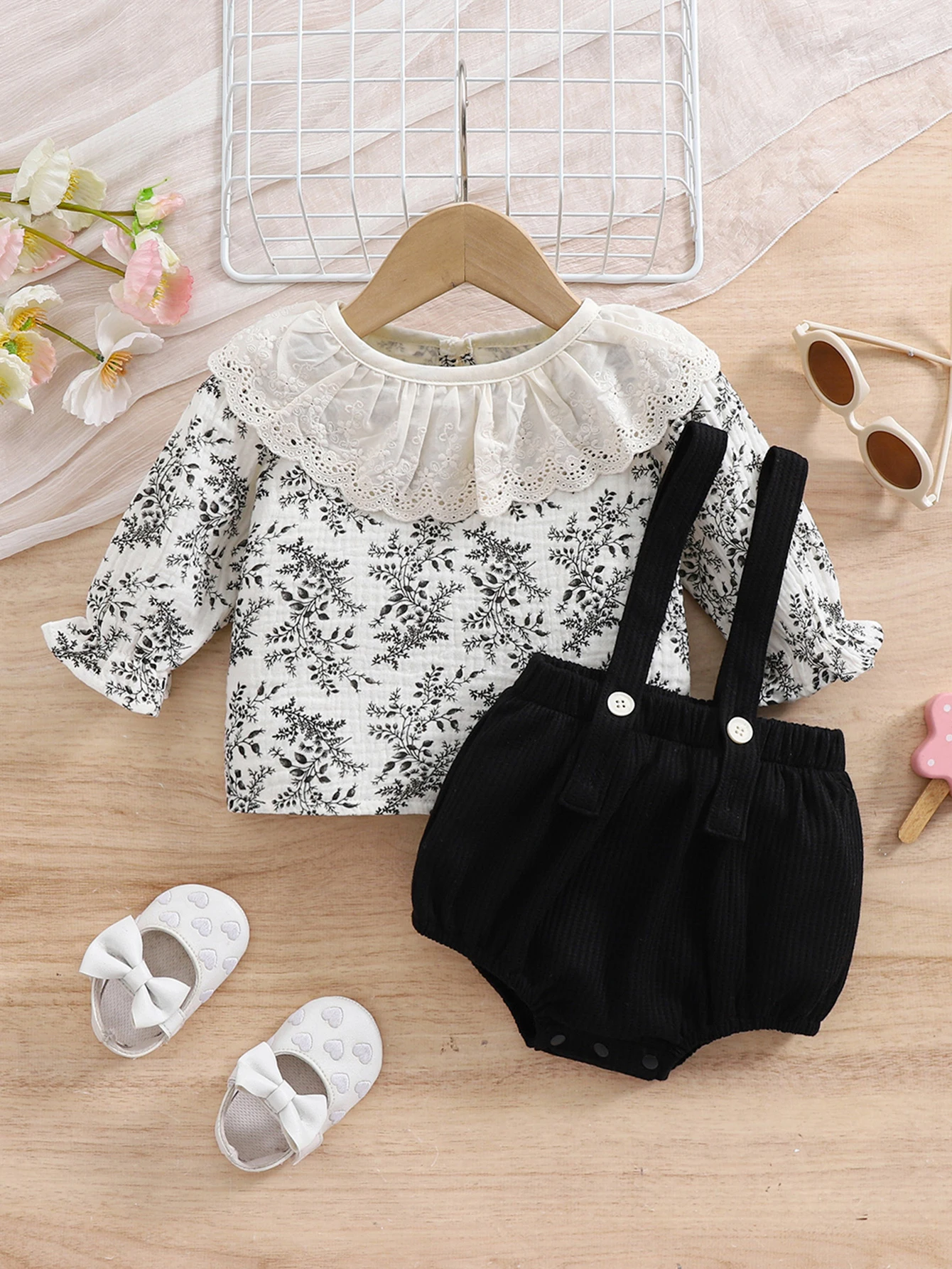 Spring lapel floral long sleeve top + suspender shorts set Sweet ruffled fabric casual suit
Spring lapel floral long sleeve top + suspender shorts set Sweet ruffled fabric casual suit