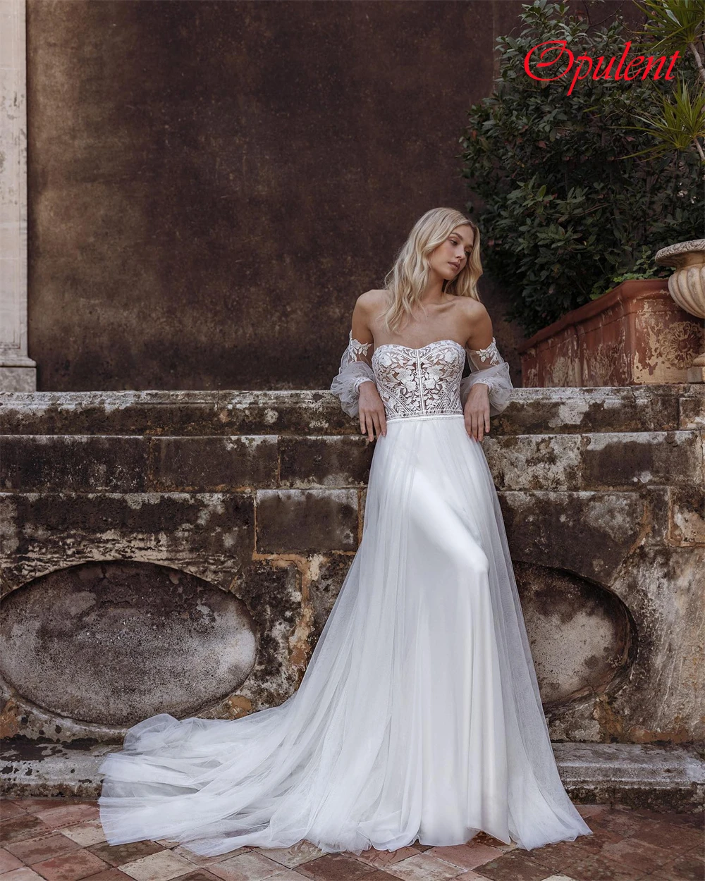 Customized White Tulle Wedding Dress Formal Strapless Detachable Sleeve Long Sleeves Bridal Gowns Chapel Train Zipper Back Dress 
Customized White Tulle Wedding Dress Formal Strapless Detachable Sleeve Long Sleeves Bridal Gowns Chapel Train Zipper Back Dress