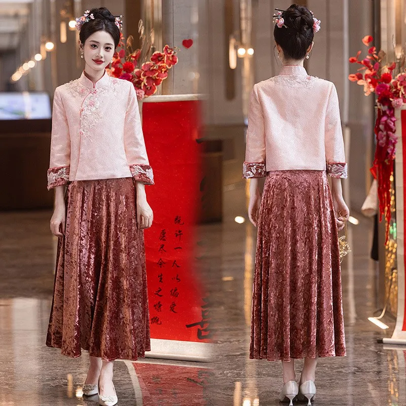 Новая розовая версия платья Cheongsam в китайском стиле — это модная повседневная одежда. 
Новая розовая версия платья Cheongsam в китайском стиле — это модная повседневная одежда.