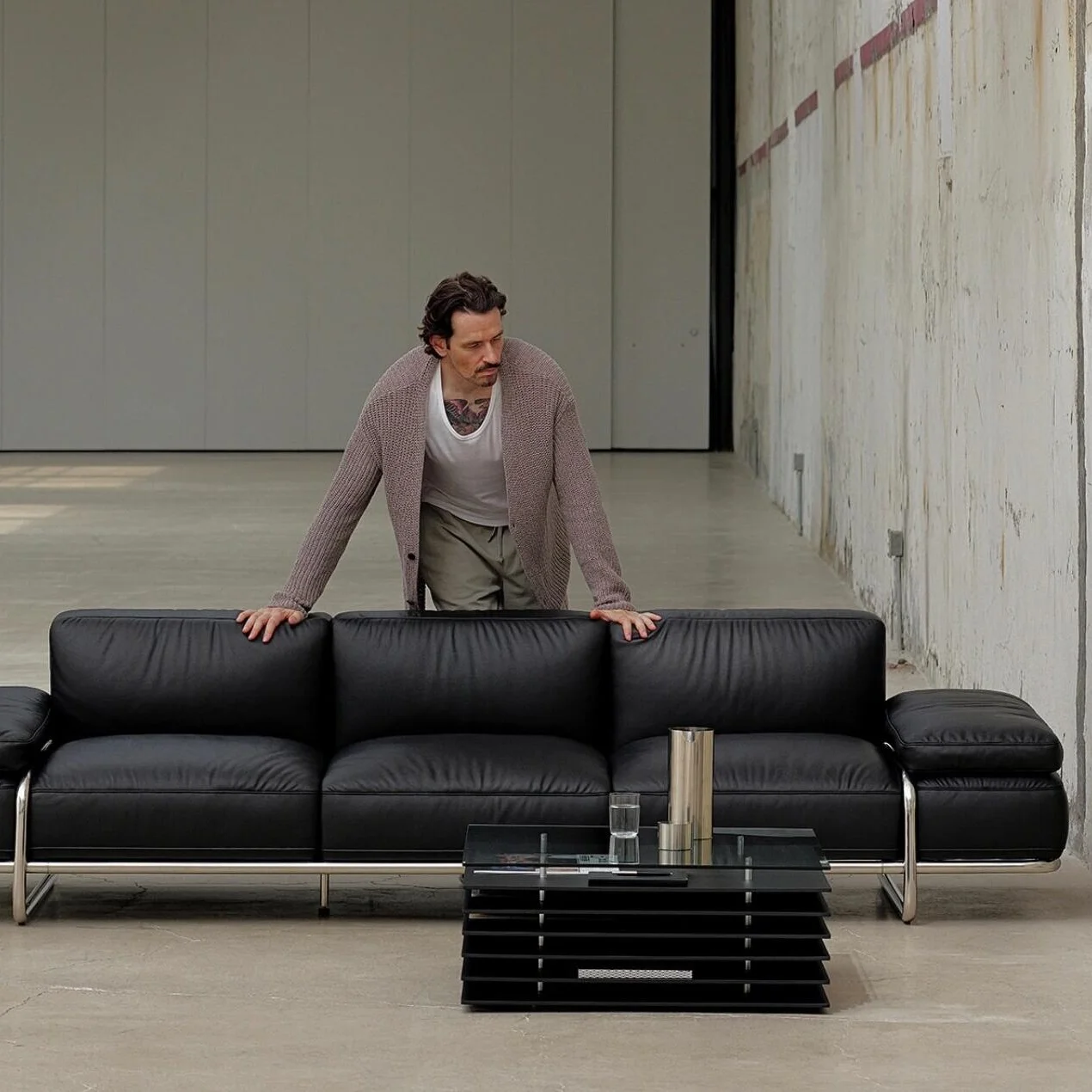 Bauhaus-Style High-Legged Straight-Line Sofa Multi-Seat Leather for Living Room Villa Business Negotiation Made Durable PU
Bauhaus-Style High-Legged Straight-Line Sofa Multi-Seat Leather for Living Room Villa Business Negotiation Made Durable PU