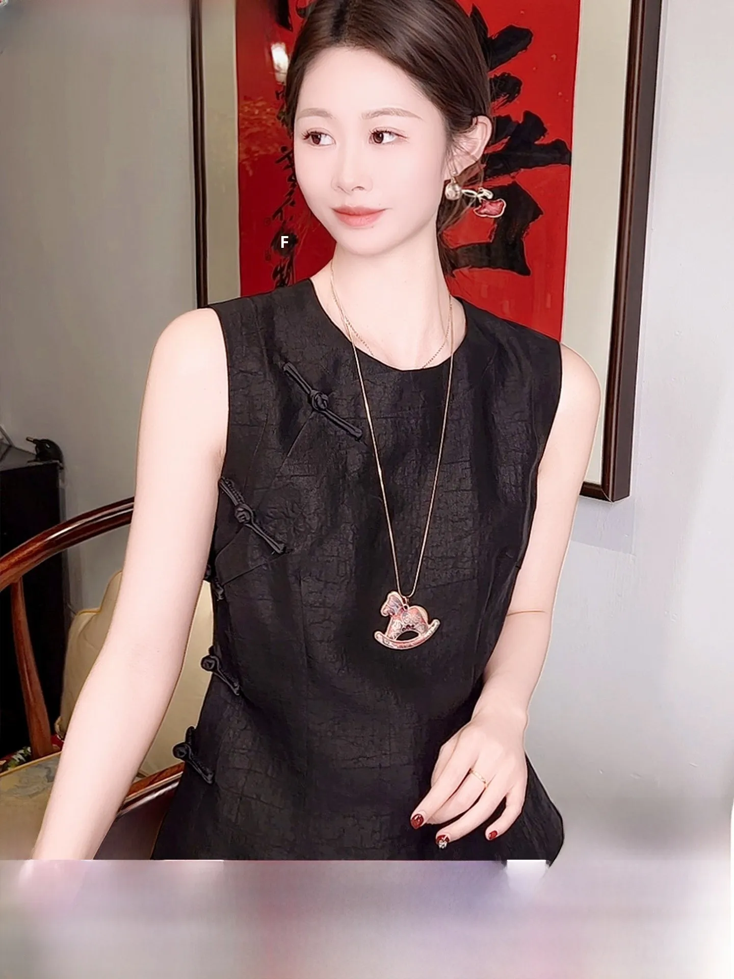 Young Style Black Silk Xiangyun Sha High End Crack Pattern Women's Summer Sleeveless 100 Silk T-Shirt Small Shirt
Young Style Black Silk Xiangyun Sha High End Crack Pattern Women's Summer Sleeveless 100 Silk T-Shirt Small Shirt