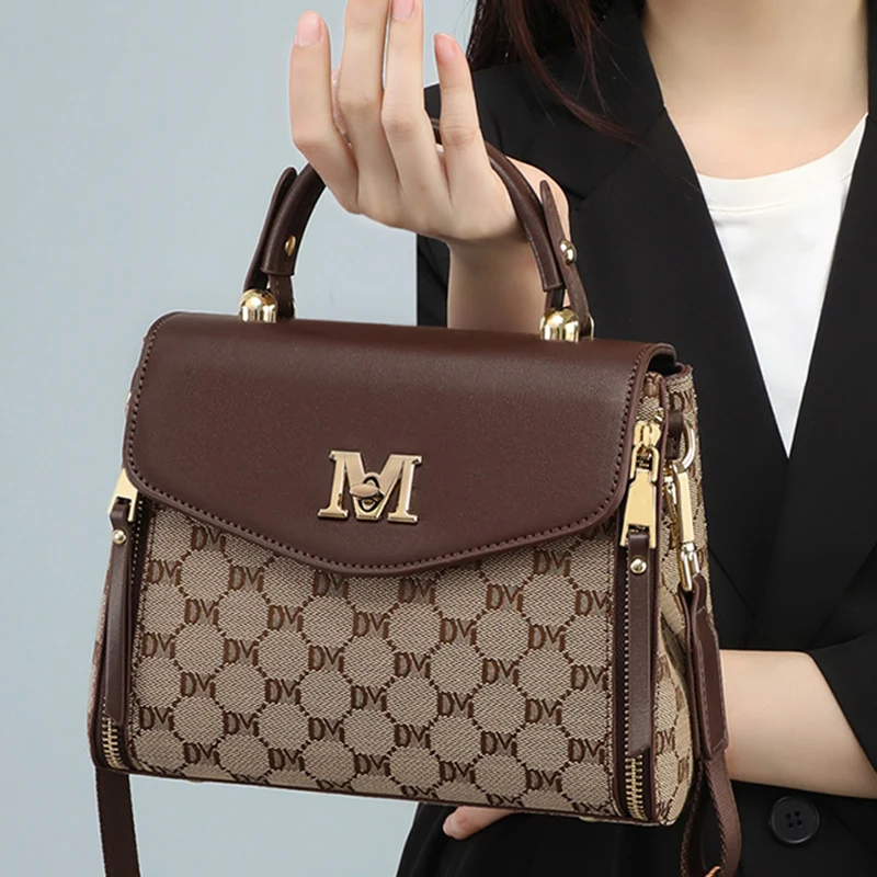 Новые женские сумки из натуральной кожи с монограммой 2026 года, модные золотые сумки через плечо с эмблемой M, универсальные женские сумки кросс-боди
Новые женские сумки из натуральной кожи с монограммой 2026 года, модные золотые сумки через плечо с эмблемой M, универсальные женские сумки кросс-боди